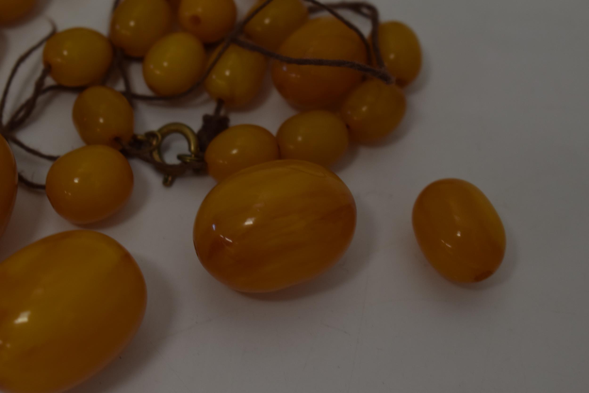 Butterscotch amber similar graduated necklace beads. Weight 84 grams. beads good but a/f have become - Bild 6 aus 11