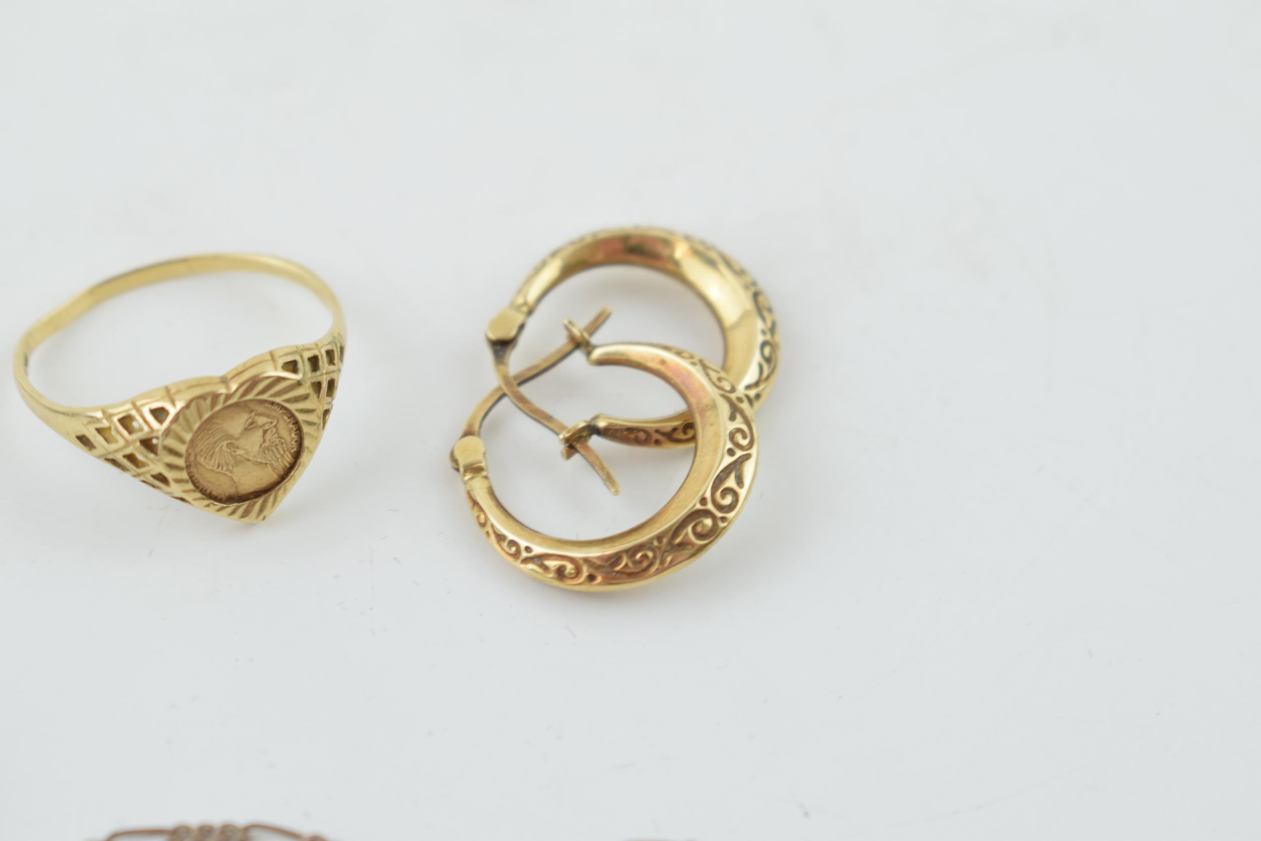 A pair of 9ct gold rings, each set with stones, with a pair of 9ct gold earrings, 4.7 grams (4) with - Bild 3 aus 4