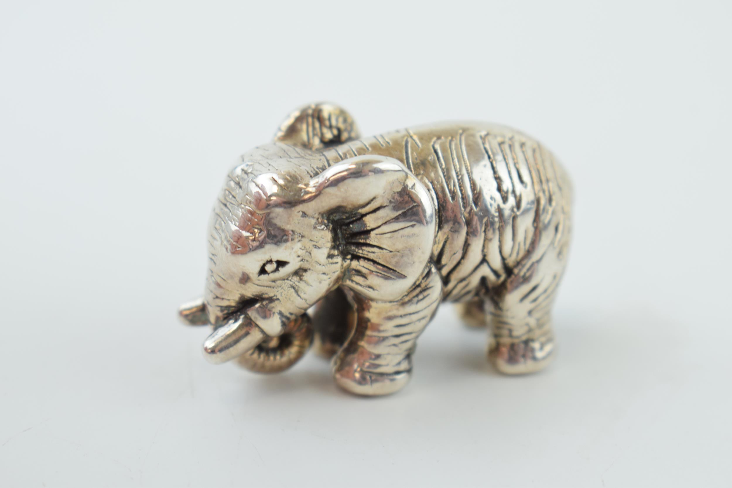 Silver figure of an elephant, 4cm long, 13.8 grams, stamped sterling. - Bild 2 aus 3