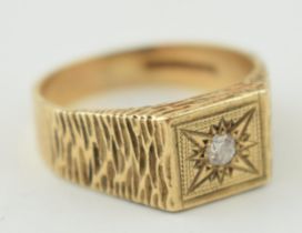 A gentlemans 9ct yellow gold ring. Ring size T. Weight 4.5 grams. In good usable condition.
