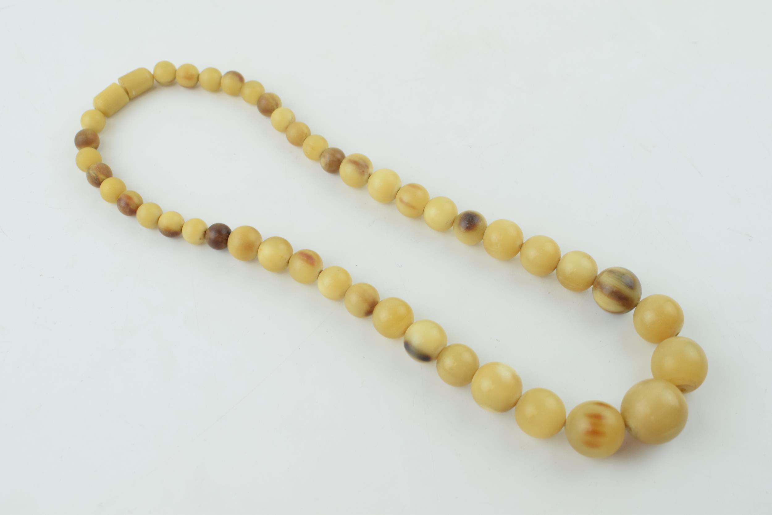 Vintage carved horn graduated bead necklace, Length 47cm. In good original vintage condition.