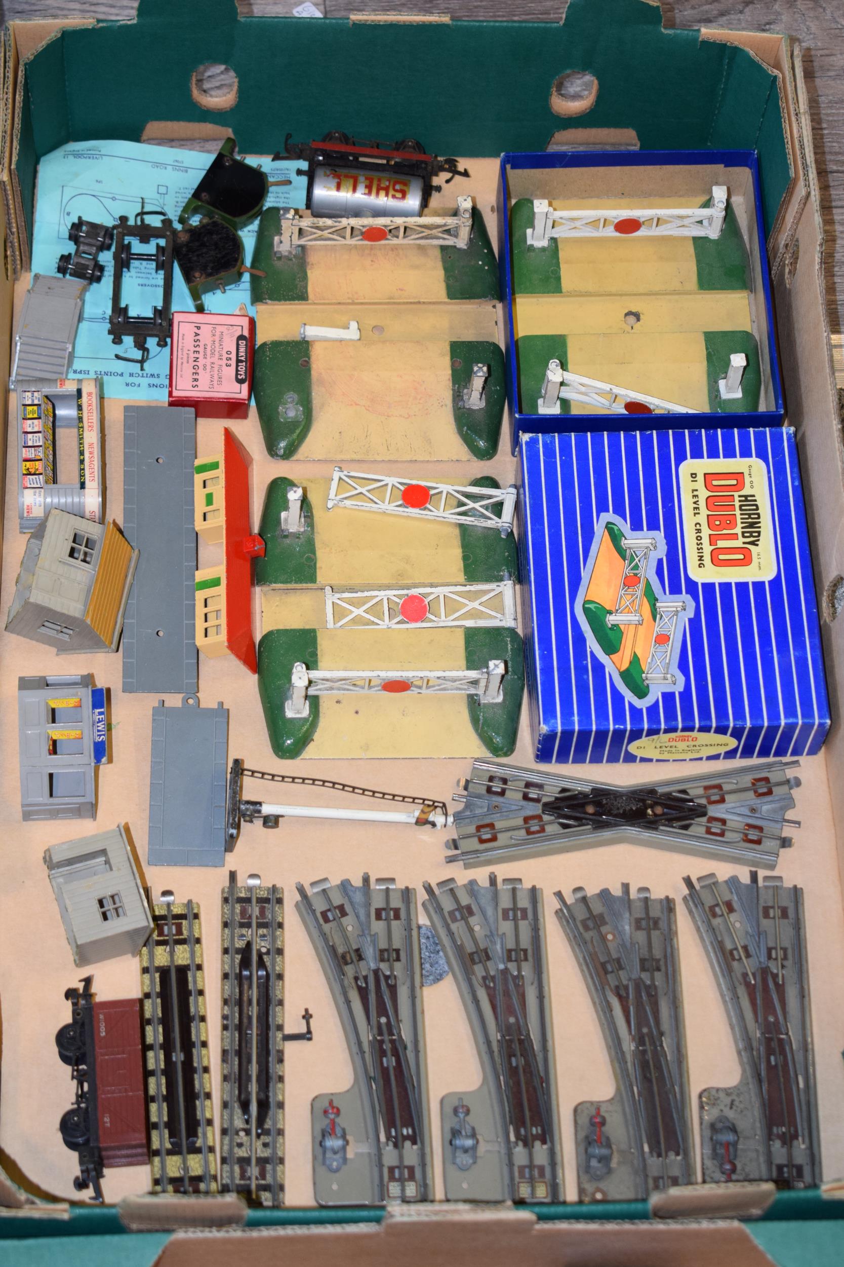 A good collection of Hornby Dublo 3 rail vintage model railway toys. c1950s. To included Boxed ' - Image 6 of 6