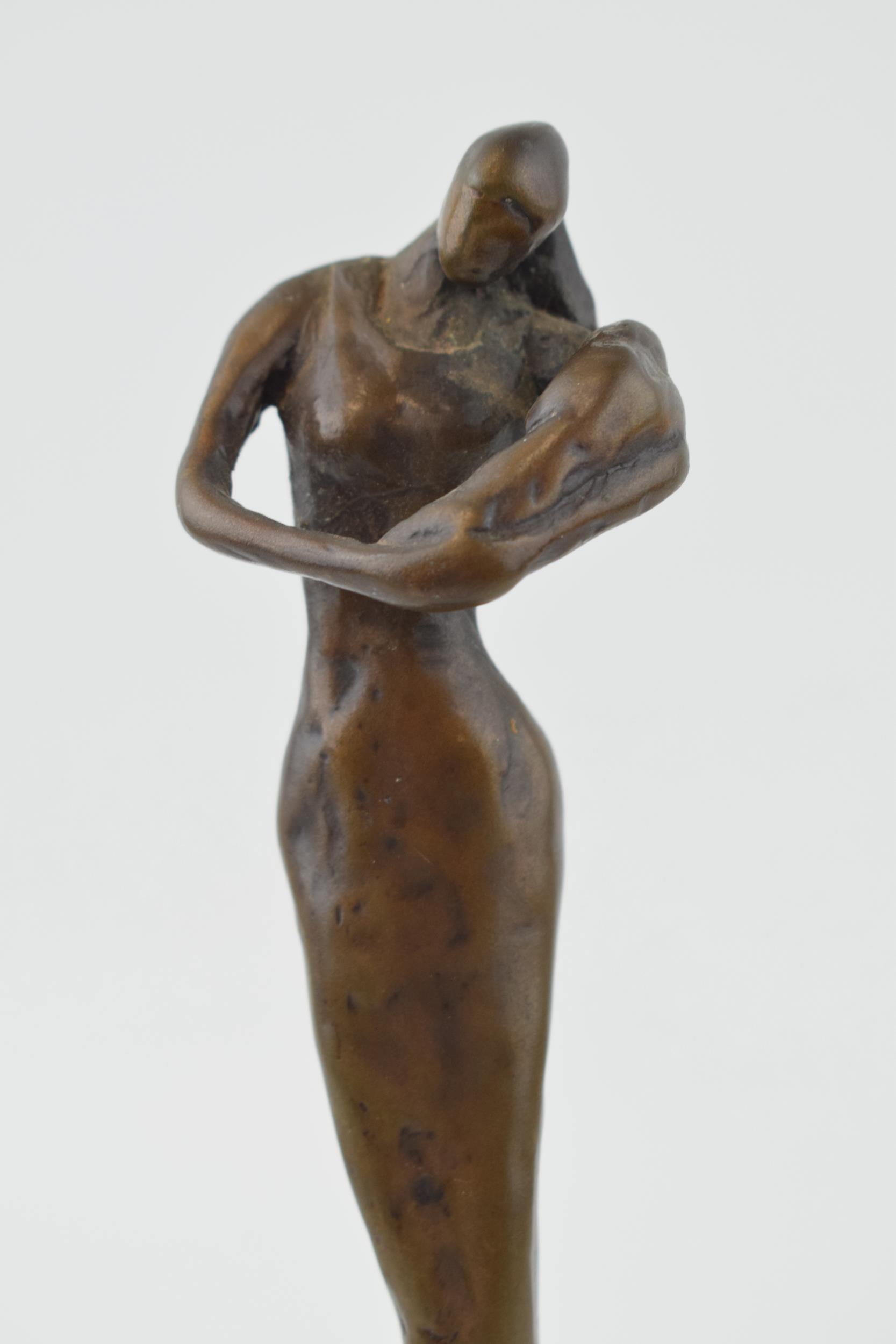 A bronze figure of mother and child in an impressionist style. Mounted on wooden base. Height - Bild 2 aus 3