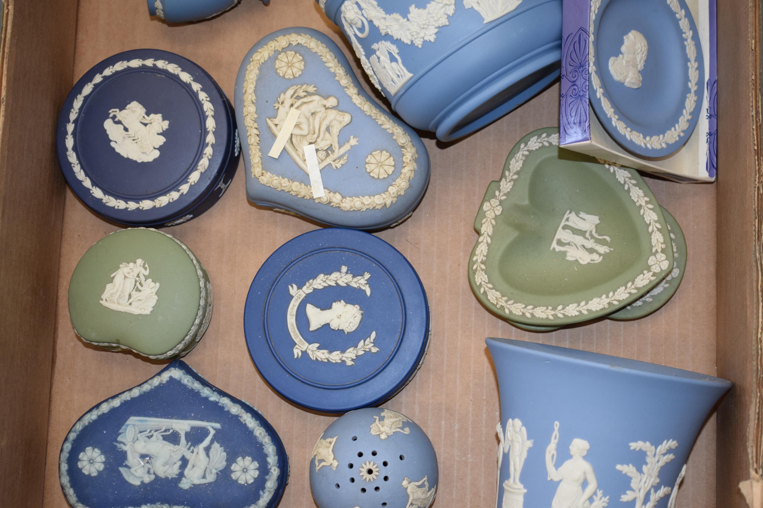 Wedgwood Jasperware in varying colours to include a vase, trinkets, a small bowl and others (Qty). - Image 3 of 4