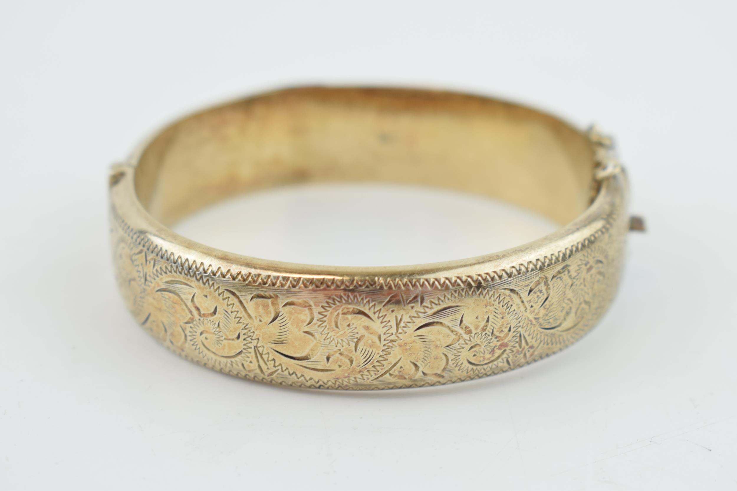 Hallmarked silver bangle, engraved decoration, 25.9 grams.