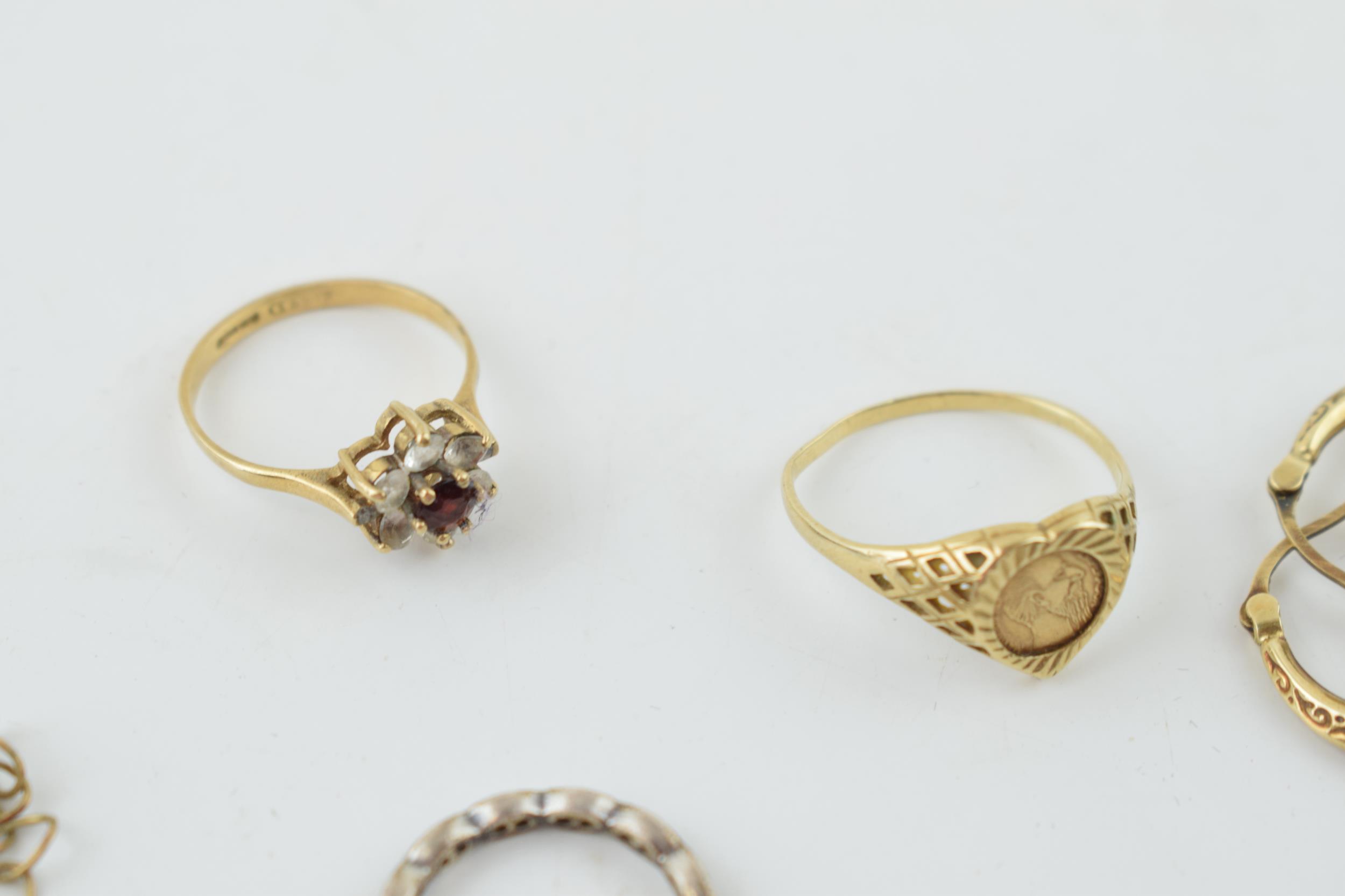 A pair of 9ct gold rings, each set with stones, with a pair of 9ct gold earrings, 4.7 grams (4) with - Bild 2 aus 4