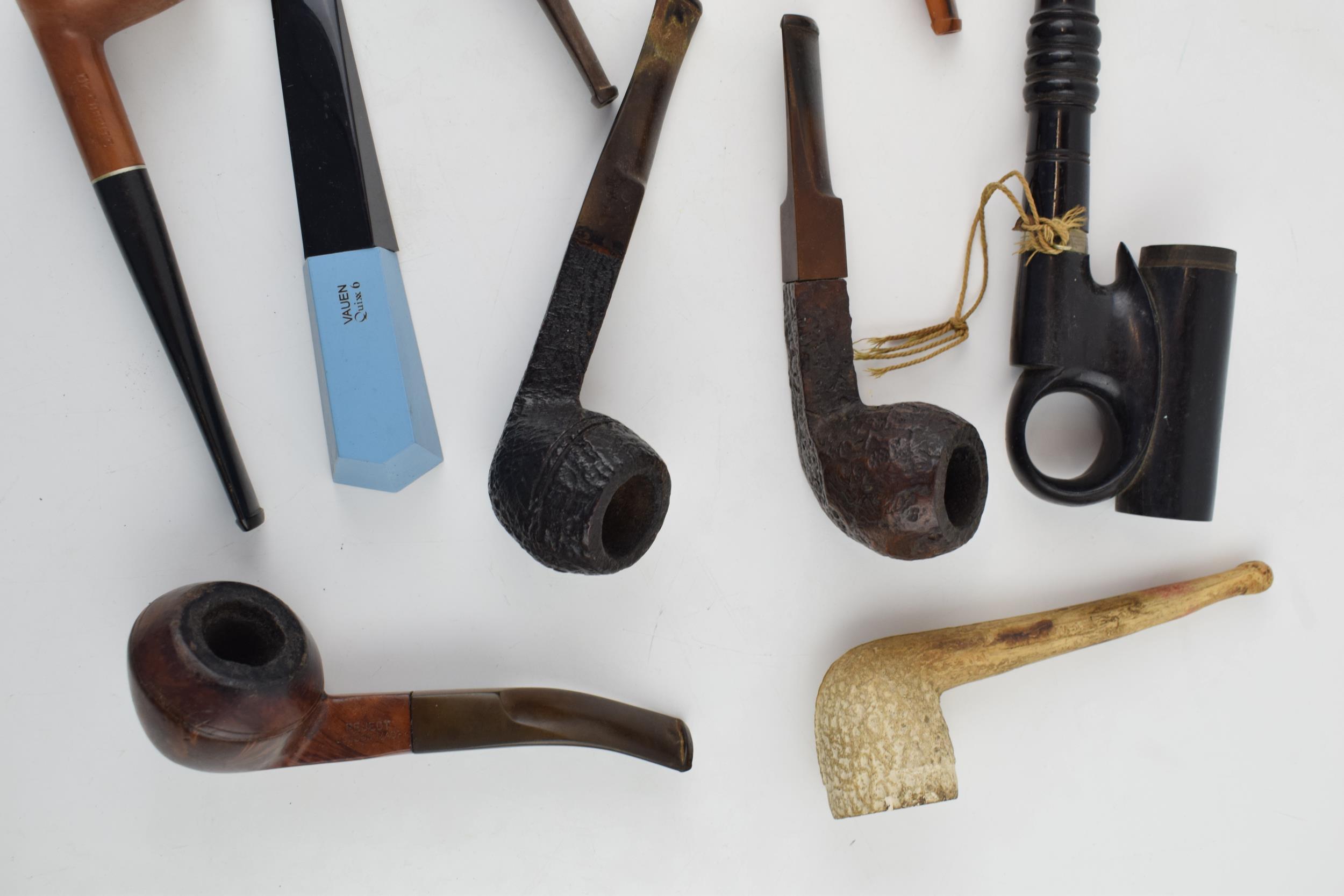 An interesting collection of pipes to include clay pipes, carved wooden heads, early plastic / - Image 2 of 5
