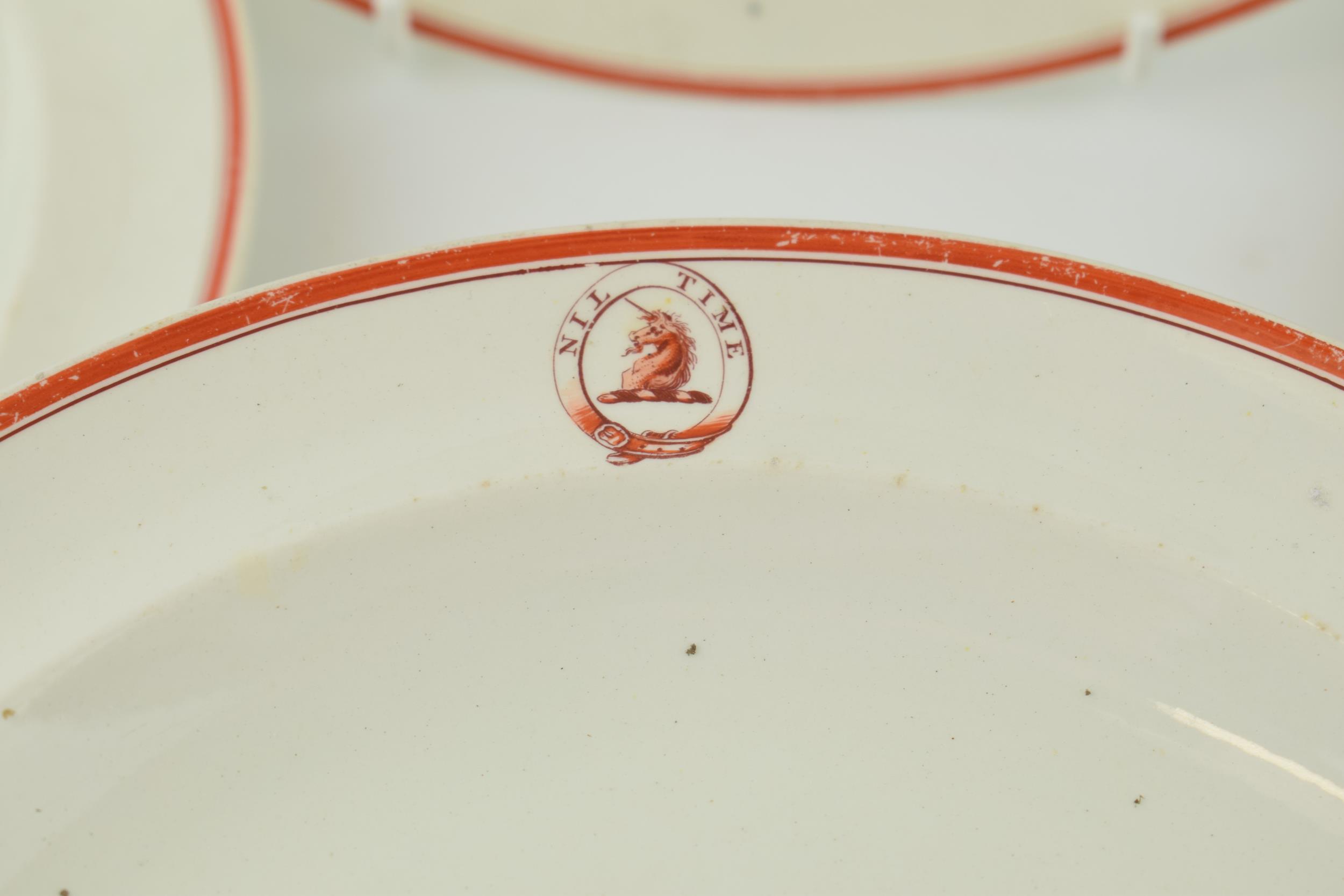 A group of early 19th century Wedgwood creamware armorial dinner wares, c. 1810, 'Tin Time' (13) ( - Bild 2 aus 6