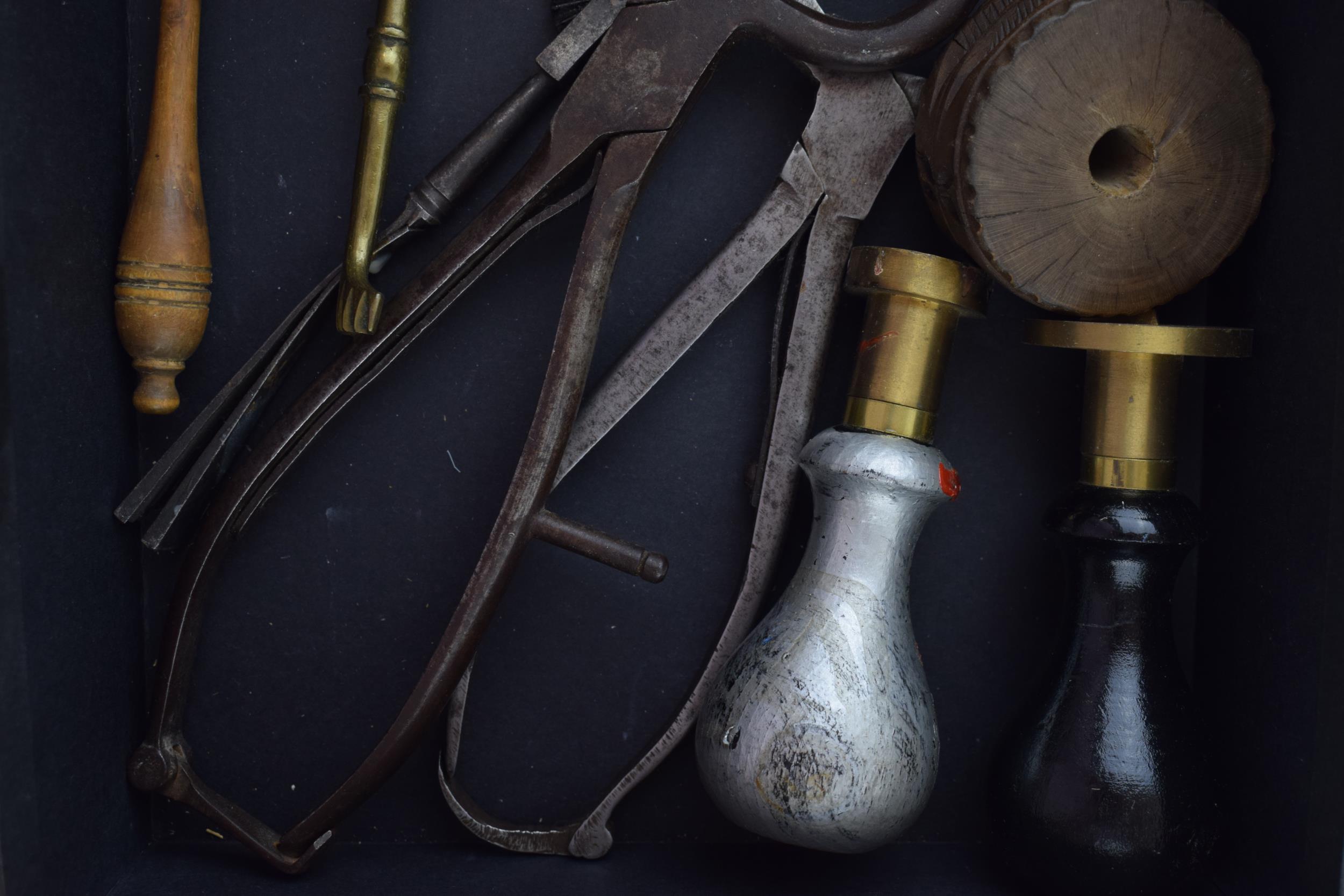 An interesting collection of antique and vintage kitchenalia items to include sugar nips, pastry - Bild 3 aus 3