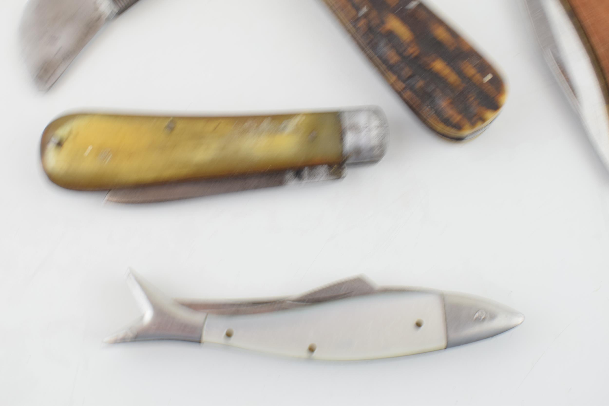 A collection of pocket knives to include a 19th century horn handled example by Abram Brookbank - Image 3 of 5