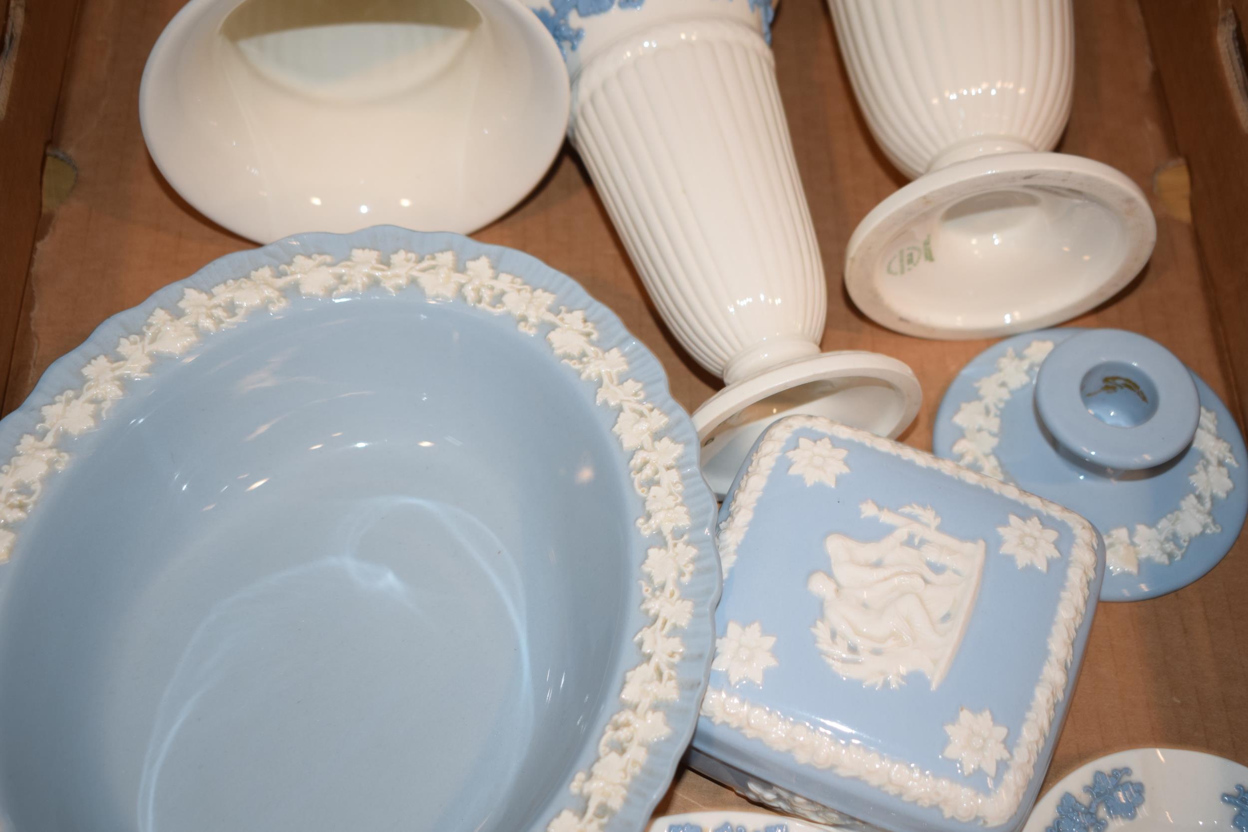 A collection of Wedgwood Queensware to include a veg bowl, trumpet vases, trinkets, a candlestick - Image 3 of 4