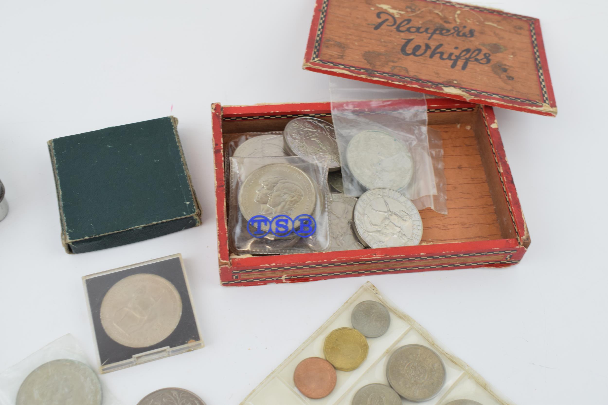 Coins to include 59.1 grams of pre 1920 UK silver 3p pieces, 30.5 grams of 1920-1946 silver 3p - Image 3 of 4