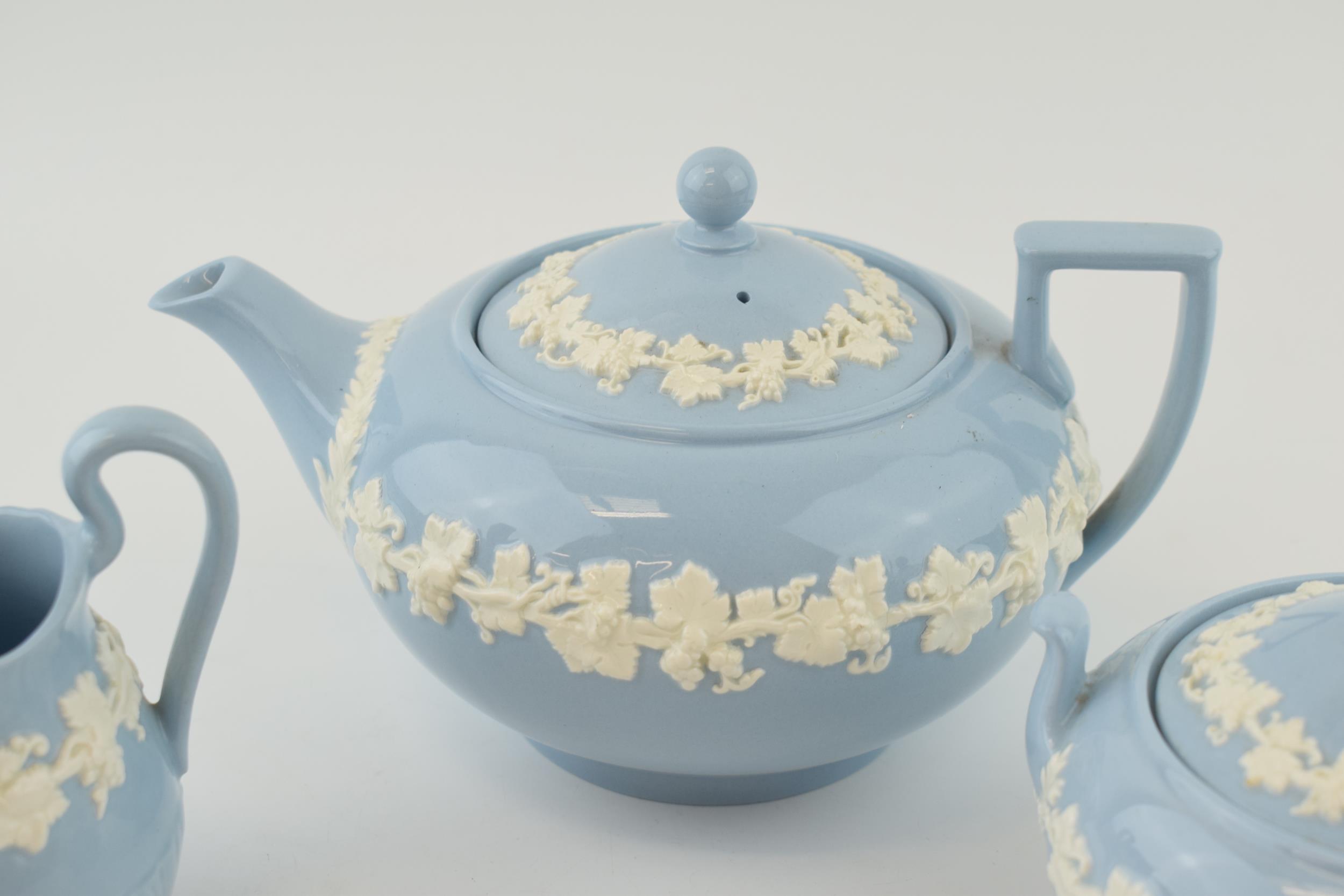Wedgwood Queensware to include a teapot, a lidded sugar jar and a milk jug (3). In good condition - Image 3 of 4