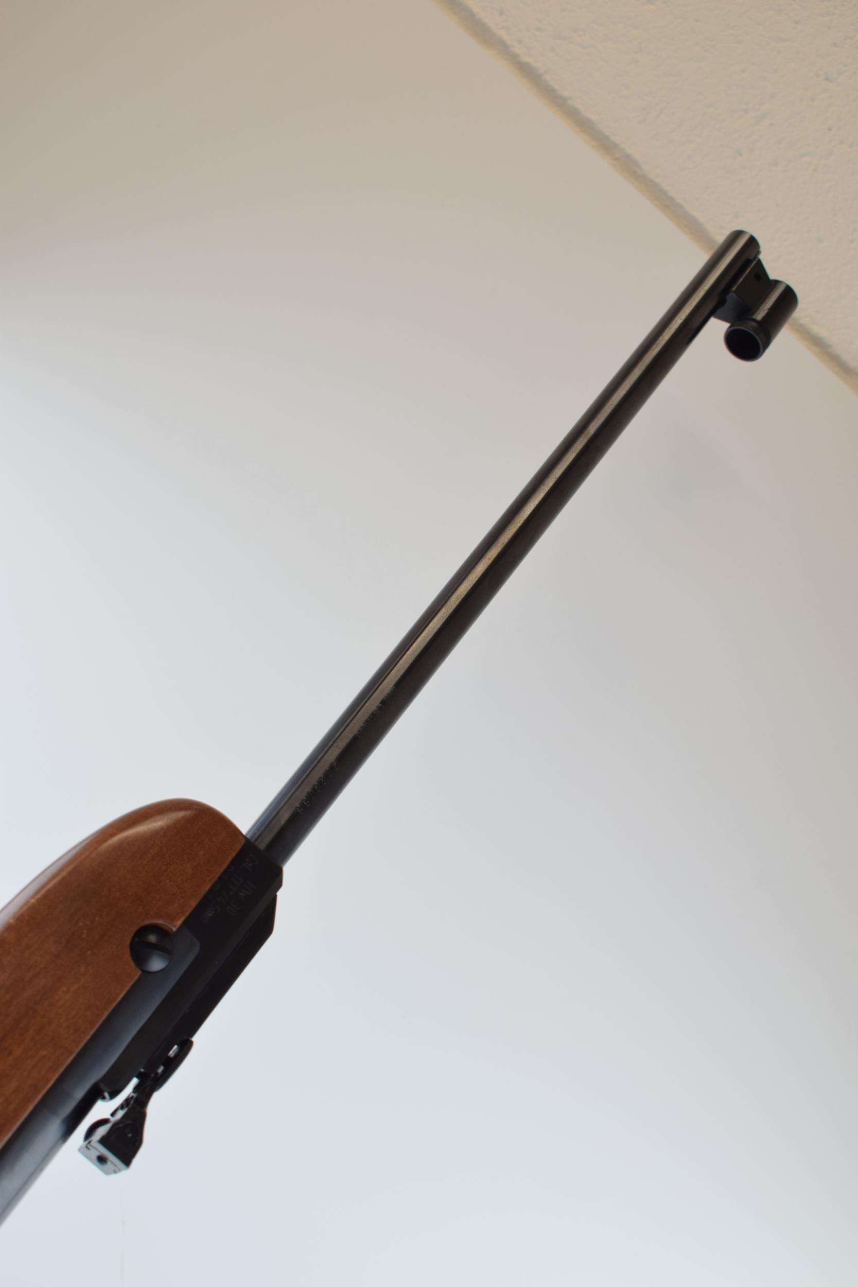 A .177 calibre air rifle by WEIHRAUCH made in Germany. Length 100cm. Together with canvas gun - Bild 5 aus 6