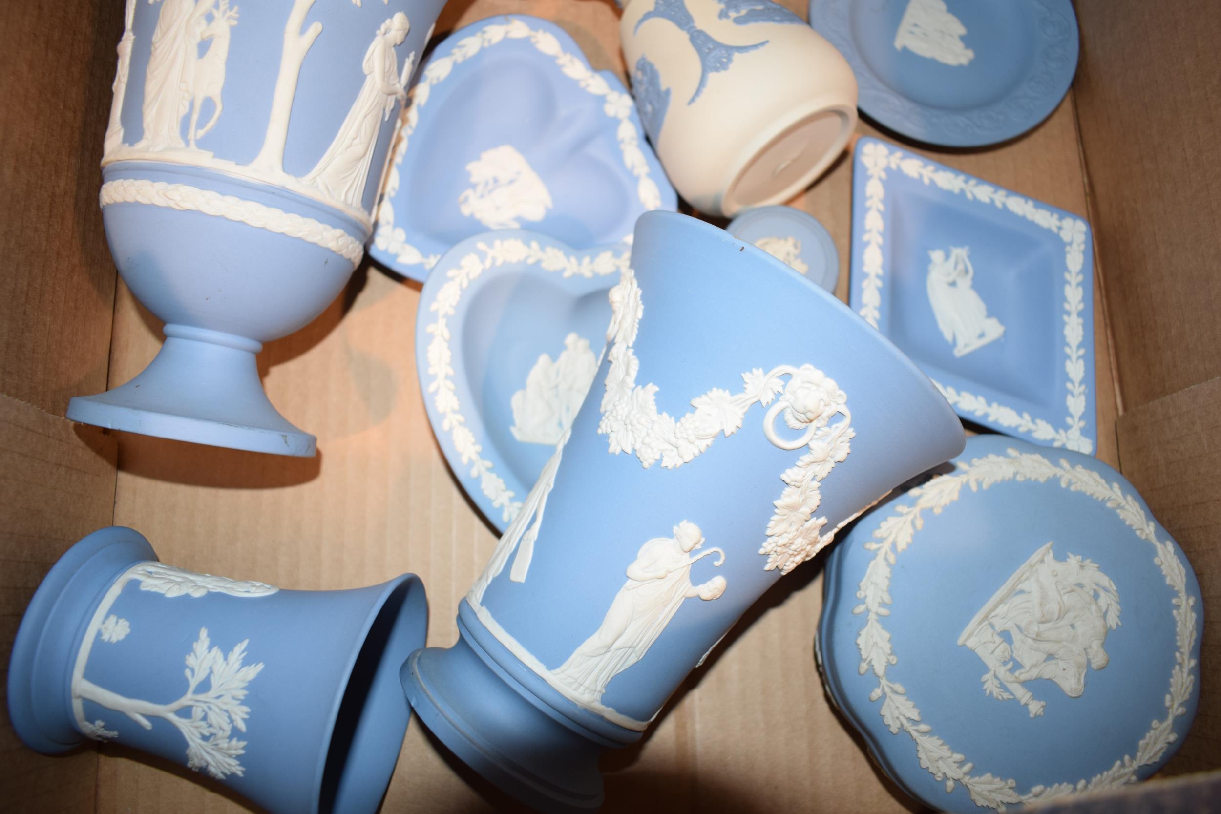 Wedgwood Jasperware in blue and white to include vases, trinkets, States Seals pin dishes and others - Bild 4 aus 4