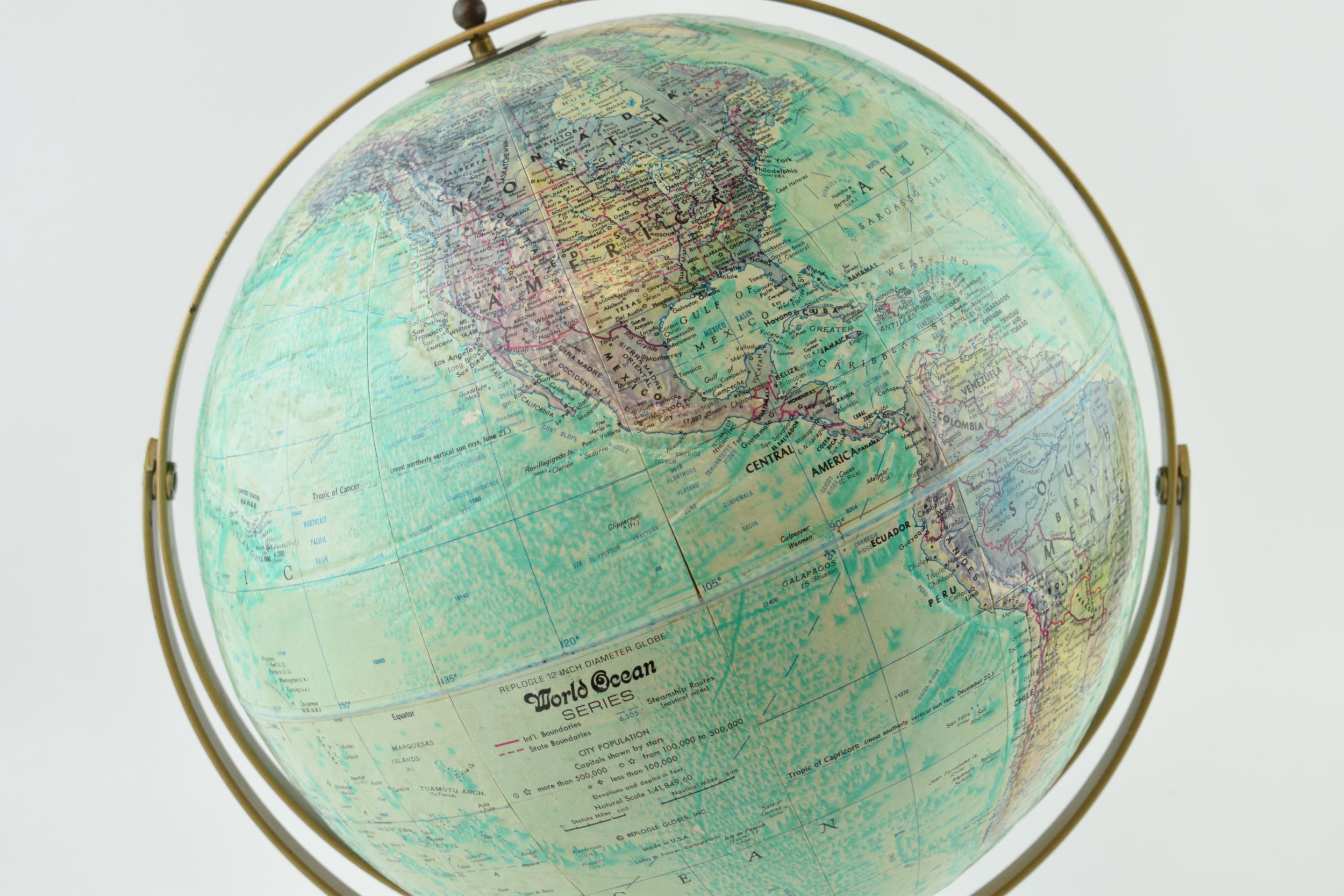 A globe by Replogle USA, height 40cm. - Bild 3 aus 3