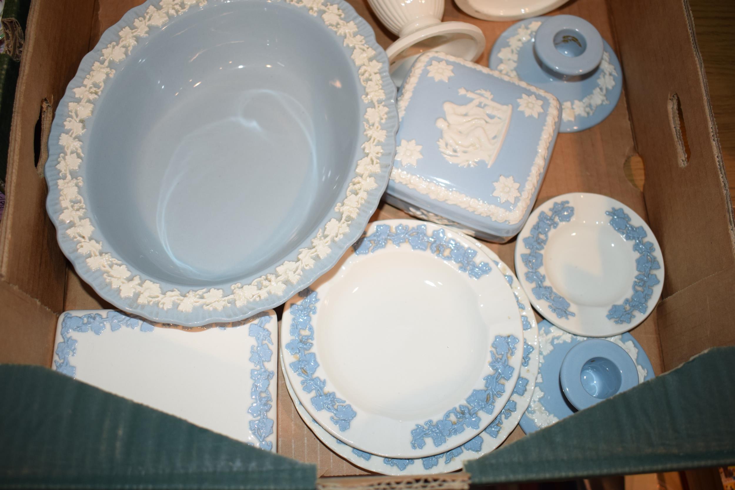 A collection of Wedgwood Queensware to include a veg bowl, trumpet vases, trinkets, a candlestick - Image 4 of 4