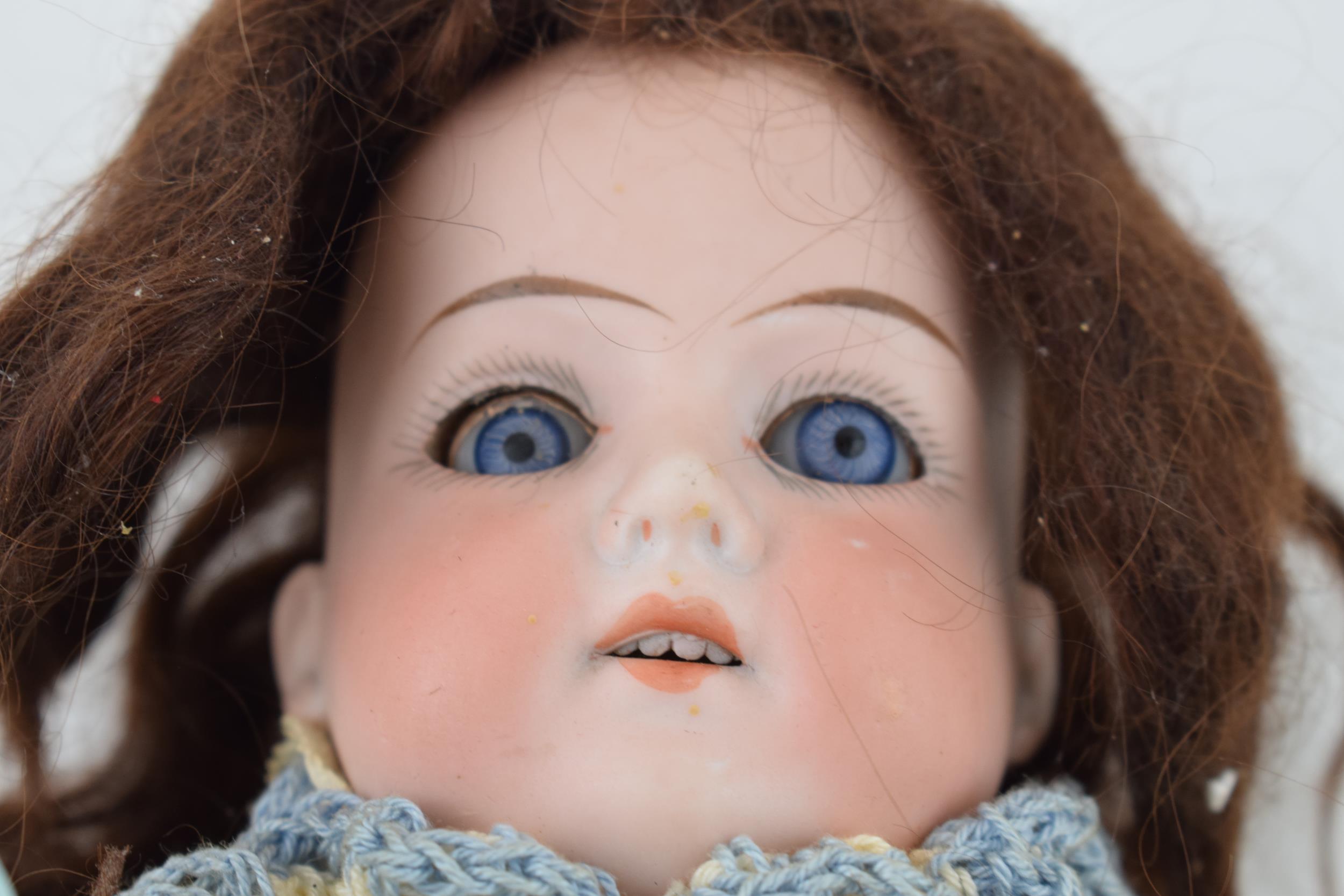 Bisque head doll, kid leather body. Hands missing. AM 370 2/0 made in Germany. Height 43cm. None - Image 4 of 8