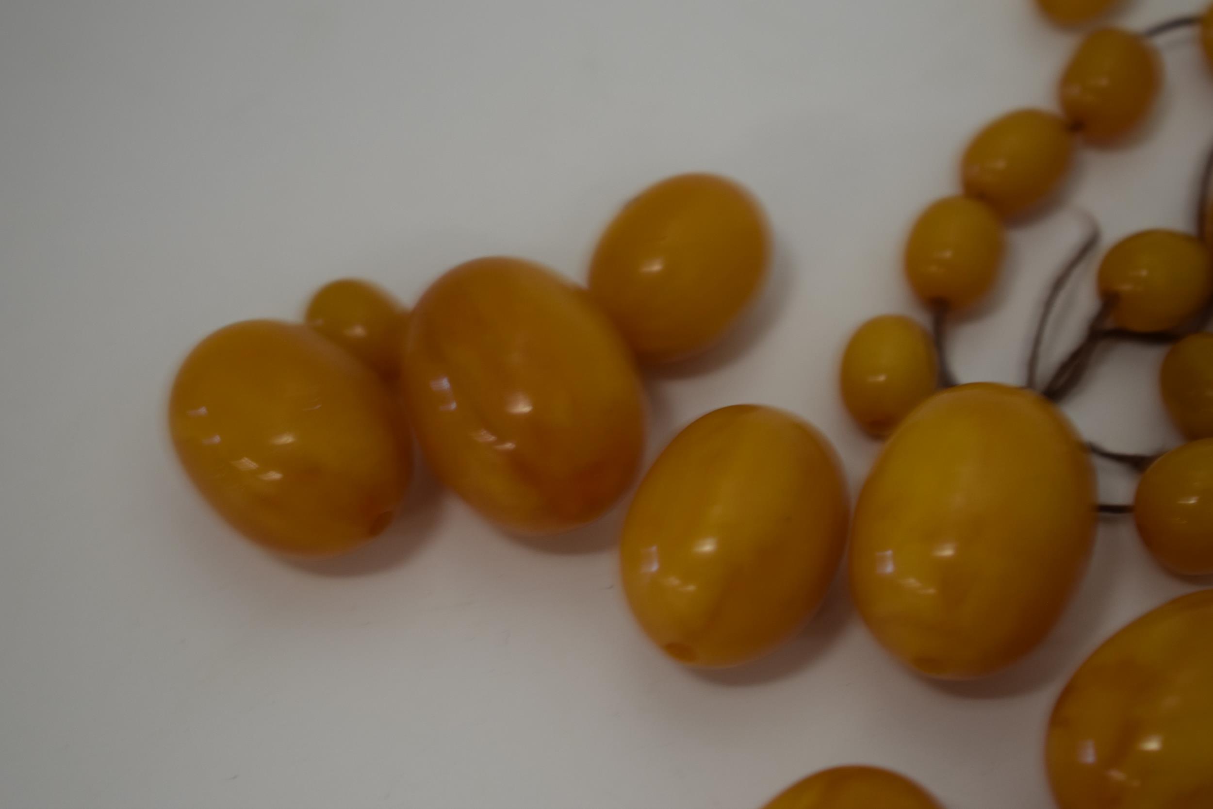 Butterscotch amber similar graduated necklace beads. Weight 84 grams. beads good but a/f have become - Bild 9 aus 11