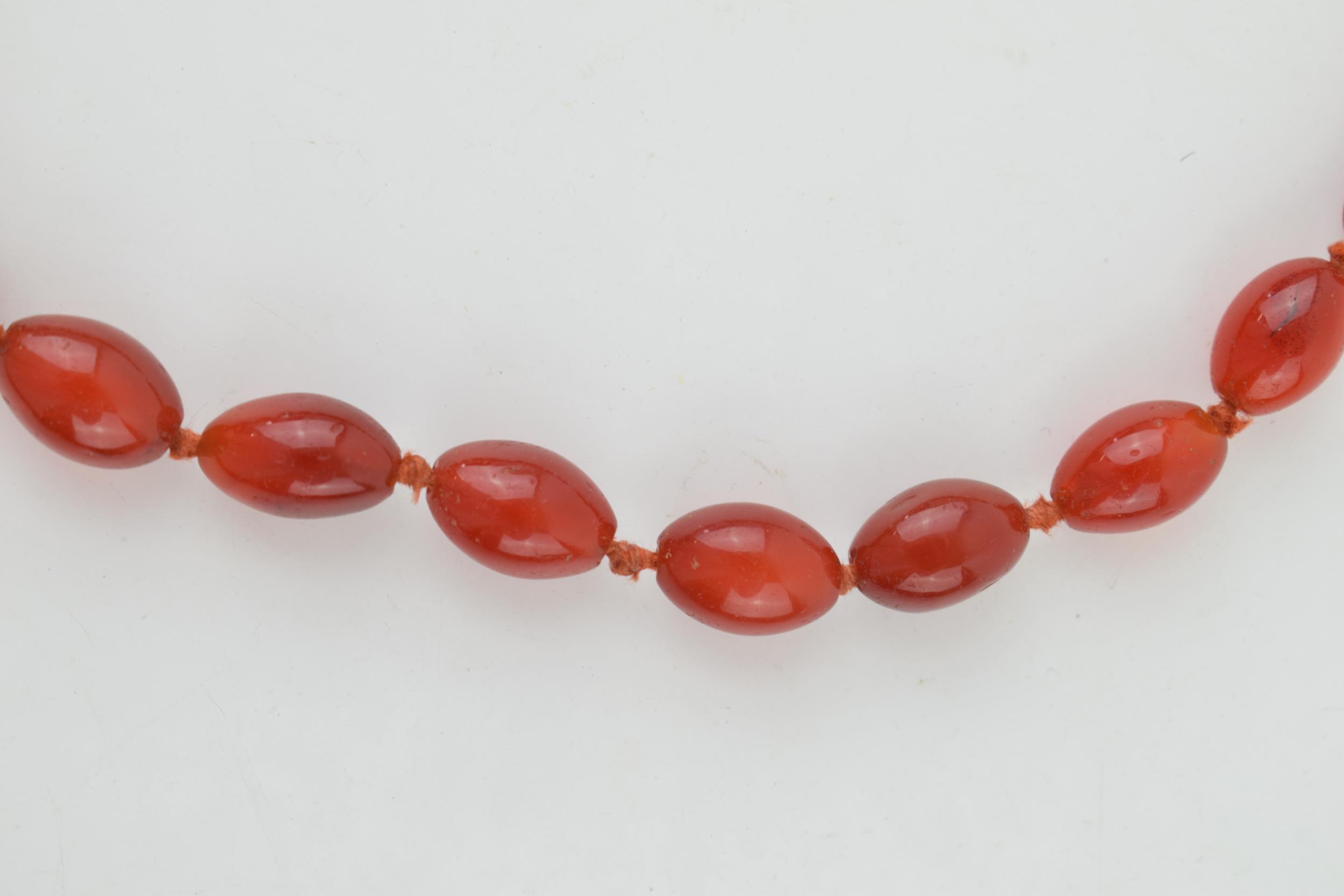 Carnelian or similar semi precious stone vintage necklace. Strung oval shaped stones. Weight 58 - Bild 2 aus 3