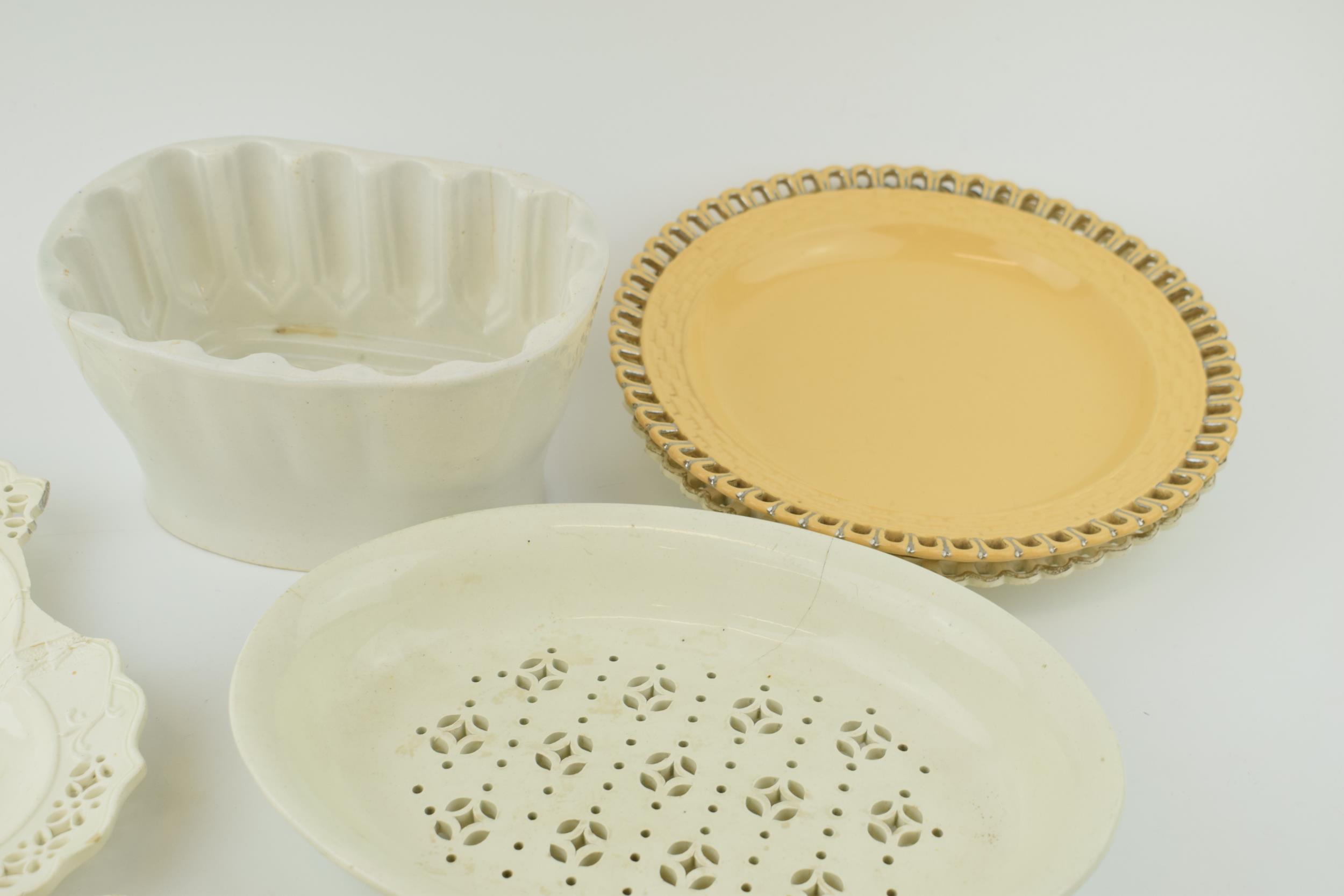 A group of late 18th, early 19th century creamware dessert wares, including pierced plates, - Image 4 of 5