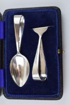 Boxed silver christening set, pusher and a spoon, 46.4 grams.