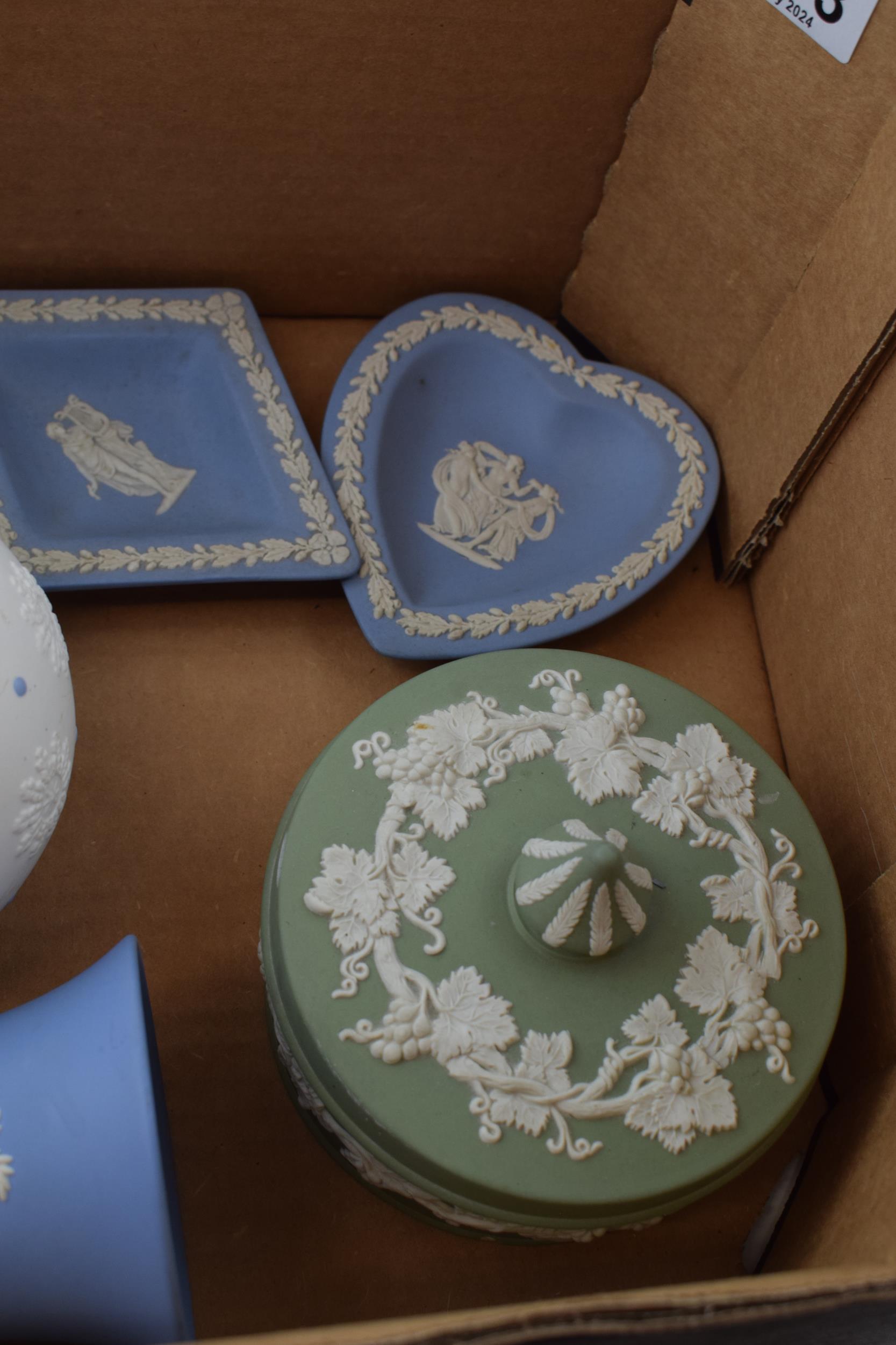 Wedgwood Jasperware to include a large blue on white bauble, a flower ball, a trinket and others ( - Image 3 of 4