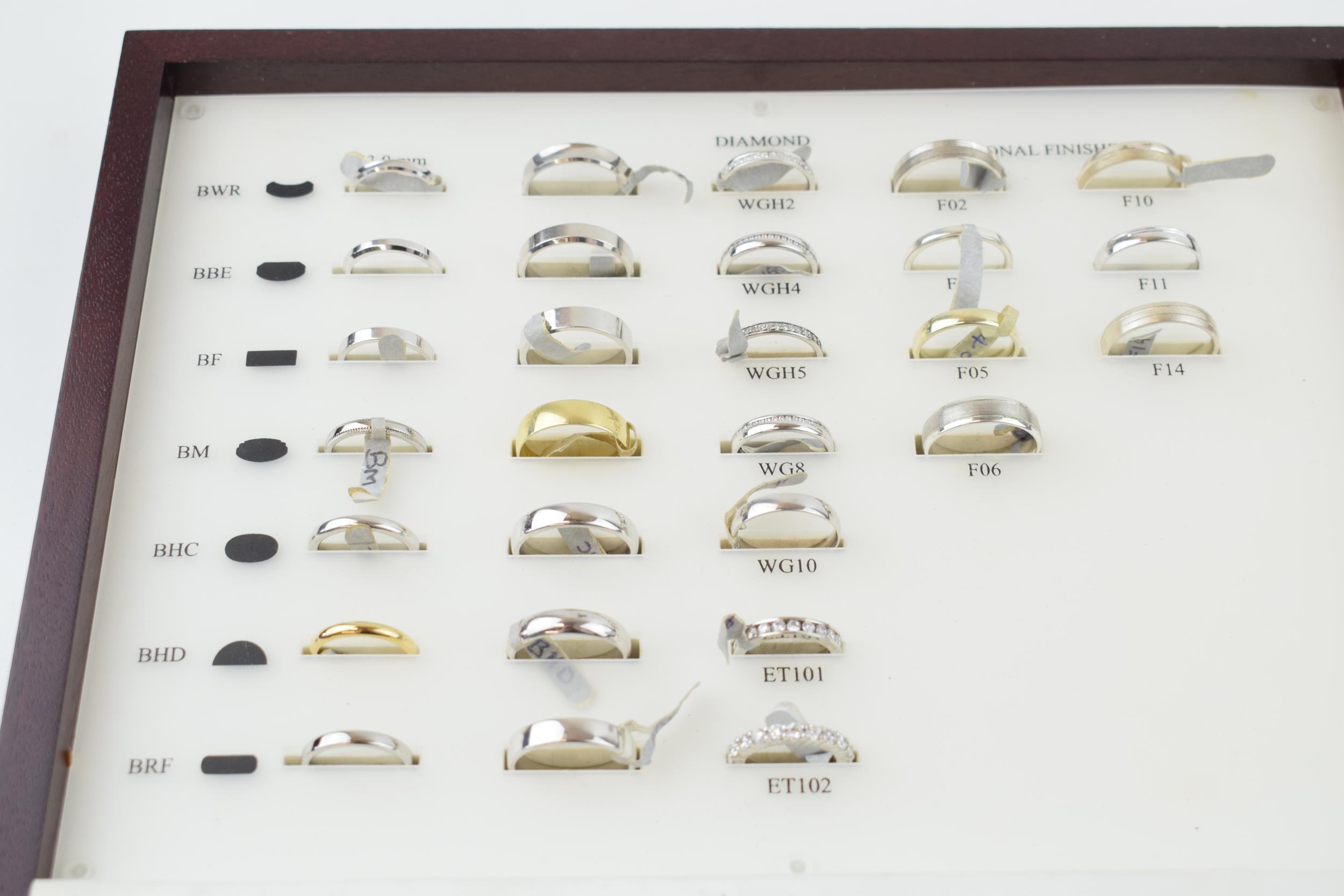 A jewellers sample box of rings, imitations, in associated box. - Bild 3 aus 3