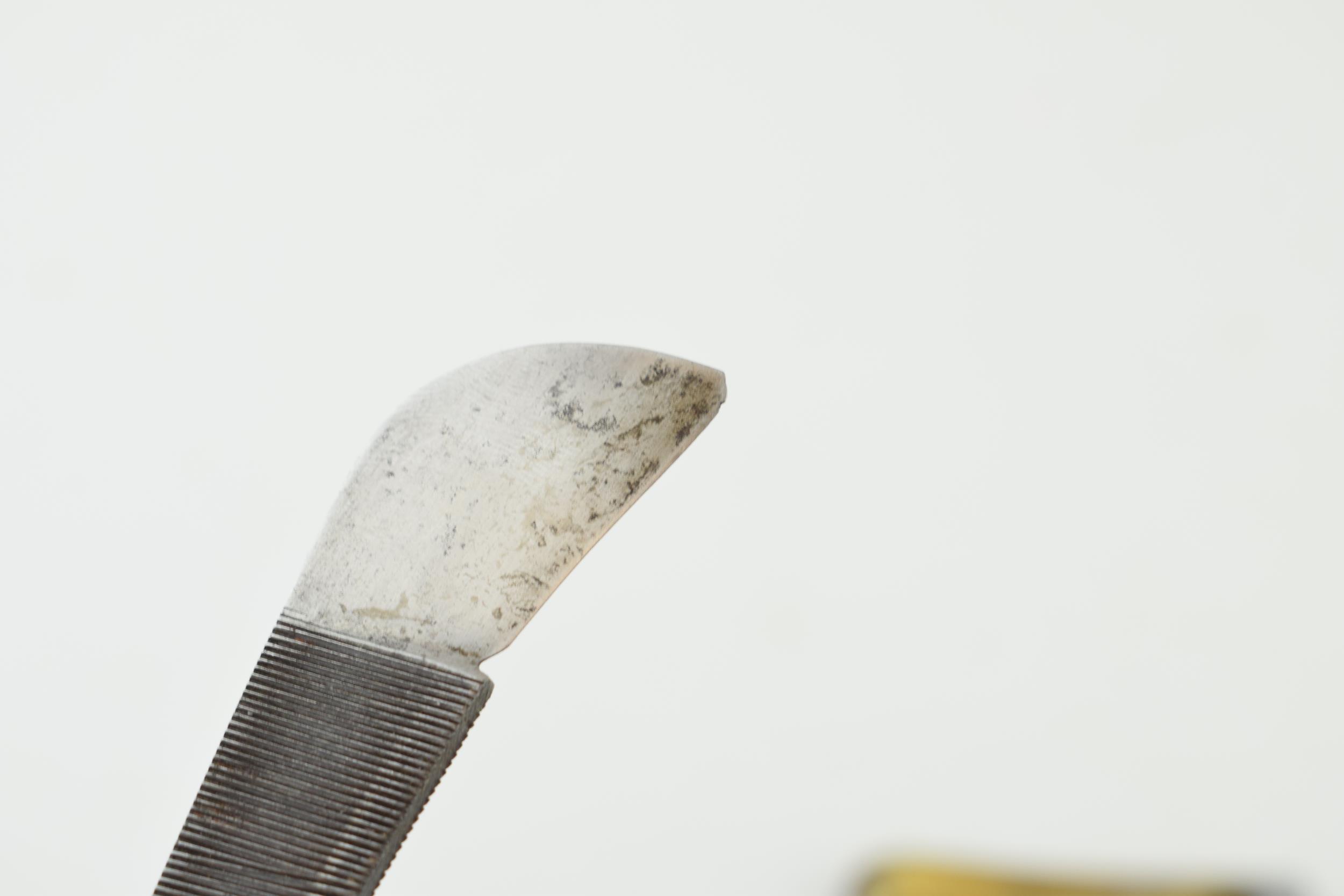 A collection of pocket knives to include a 19th century horn handled example by Abram Brookbank - Image 5 of 5