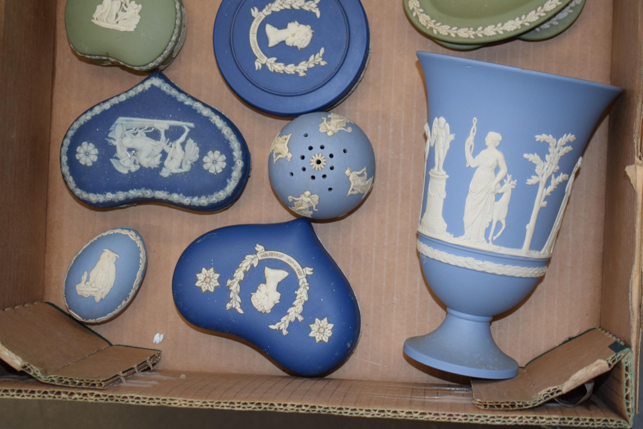 Wedgwood Jasperware in varying colours to include a vase, trinkets, a small bowl and others (Qty). - Image 4 of 4
