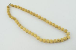 Carved bone vintage necklace in the form of flowers. Length 45cm. In good original vintage