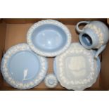 Wedgwood Queensware to include vegetable bowl, a coffee pot (spout af), platters and others (Qty).