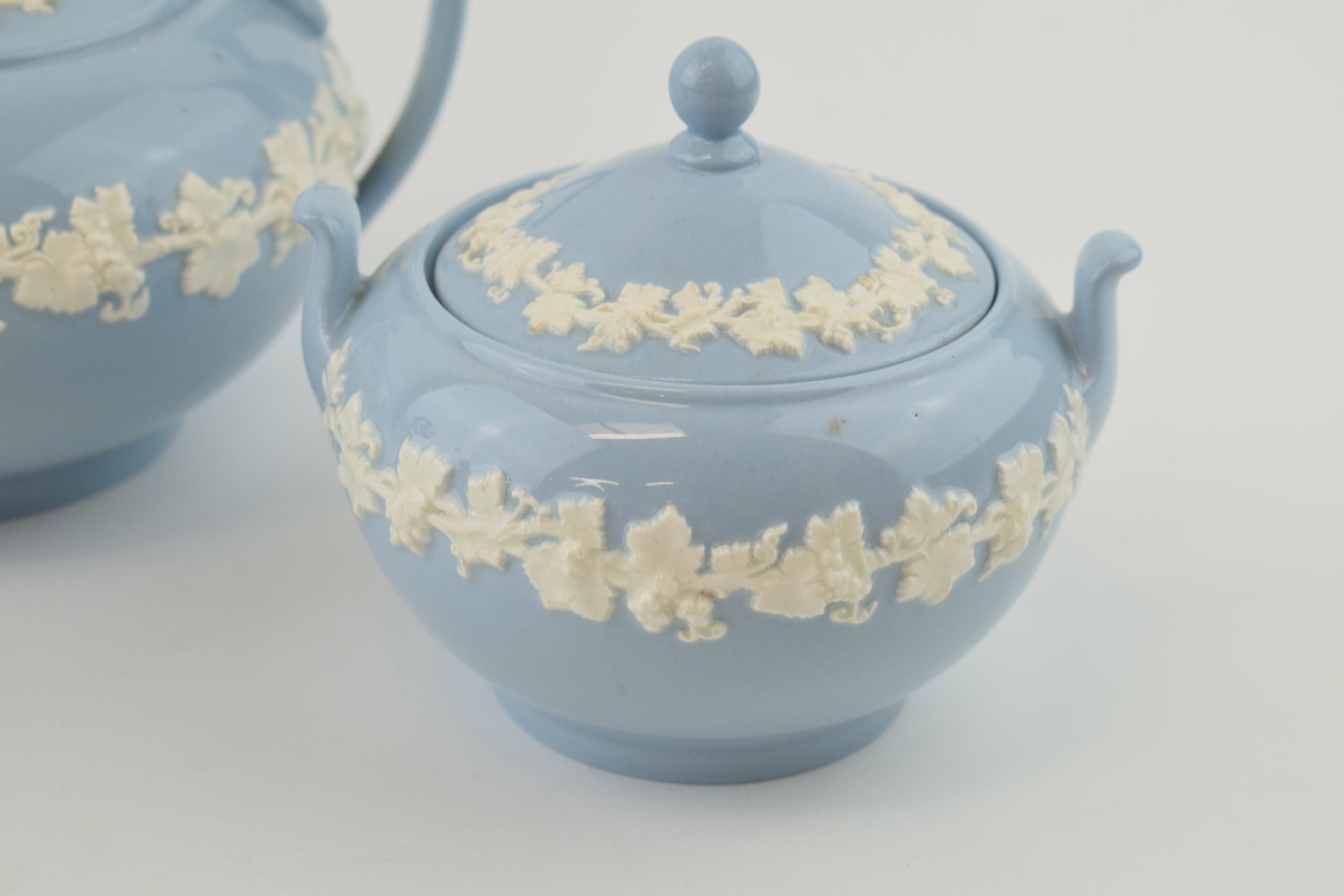 Wedgwood Queensware to include a teapot, a lidded sugar jar and a milk jug (3). In good condition - Image 2 of 4