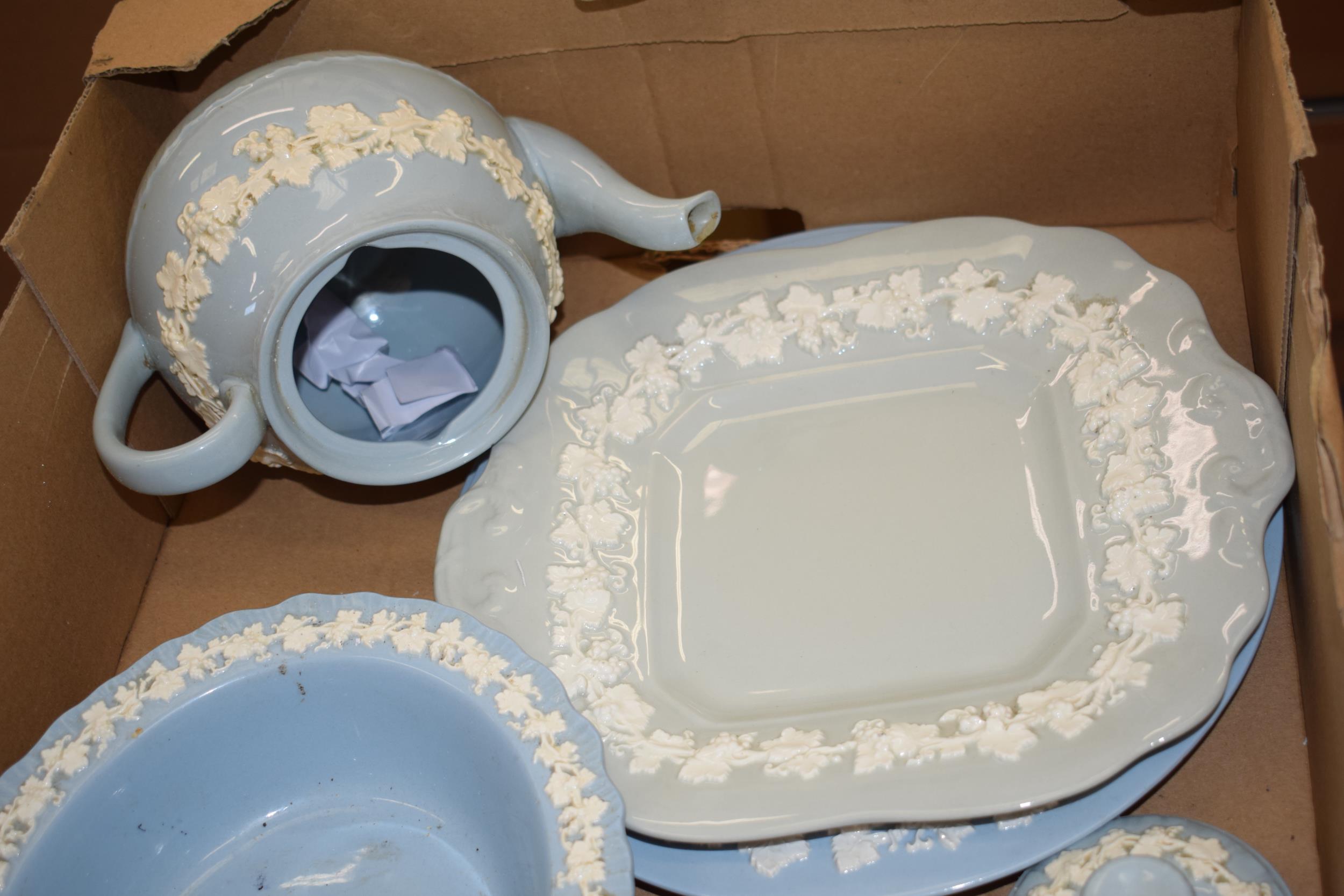 Wedgwood Queensware to include vegetable bowl, a coffee pot (spout af), platters and others (Qty). - Image 3 of 3