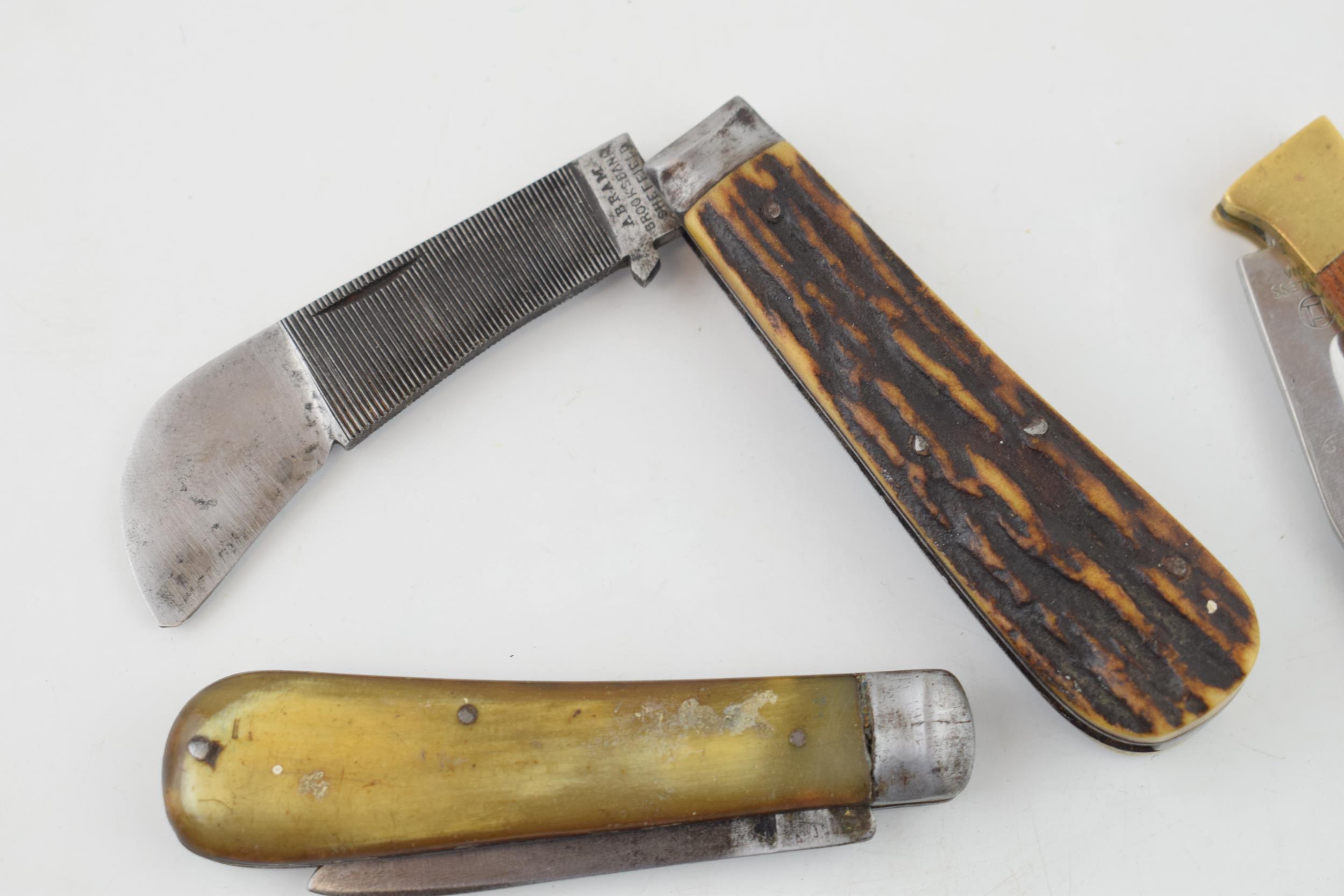 A collection of pocket knives to include a 19th century horn handled example by Abram Brookbank - Image 2 of 5