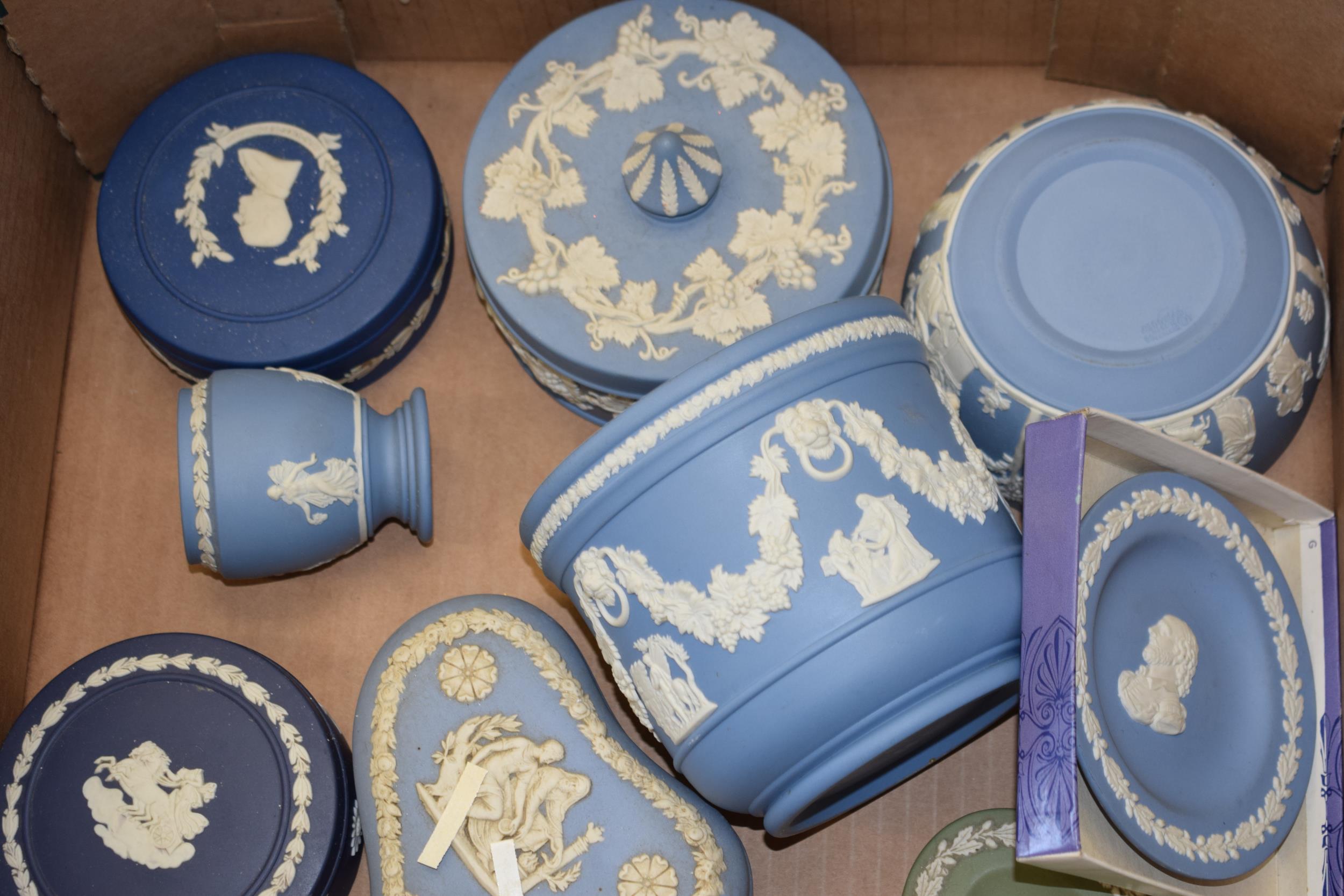 Wedgwood Jasperware in varying colours to include a vase, trinkets, a small bowl and others (Qty). - Image 2 of 4