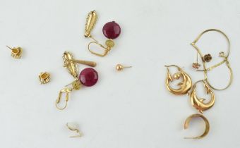 A mixed collection of 9ct gold jewellery items together with an 18ct earring with faux pearl (1