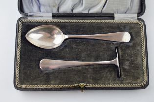 Boxed silver christening set, pusher and a spoon, 39.5 grams, Birm 1921.