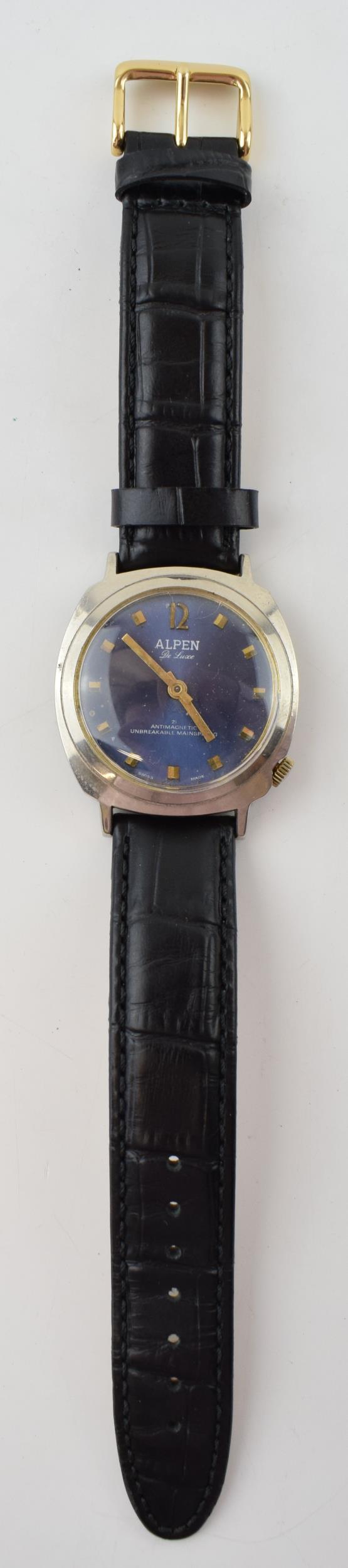 A gentleman's 'Alpen' De Luxe Swiss Made wristwatch. A blue circular dial with applied baton marker. - Bild 2 aus 3