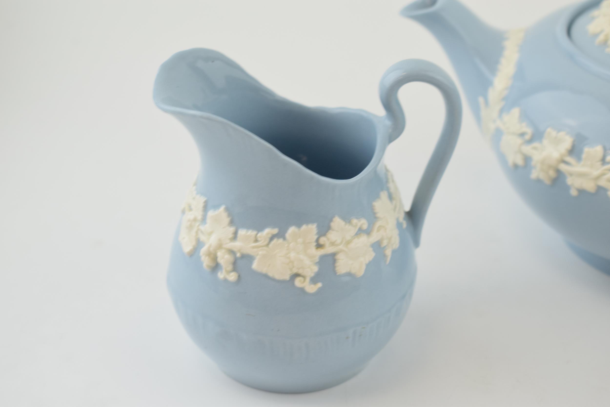 Wedgwood Queensware to include a teapot, a lidded sugar jar and a milk jug (3). In good condition - Image 4 of 4