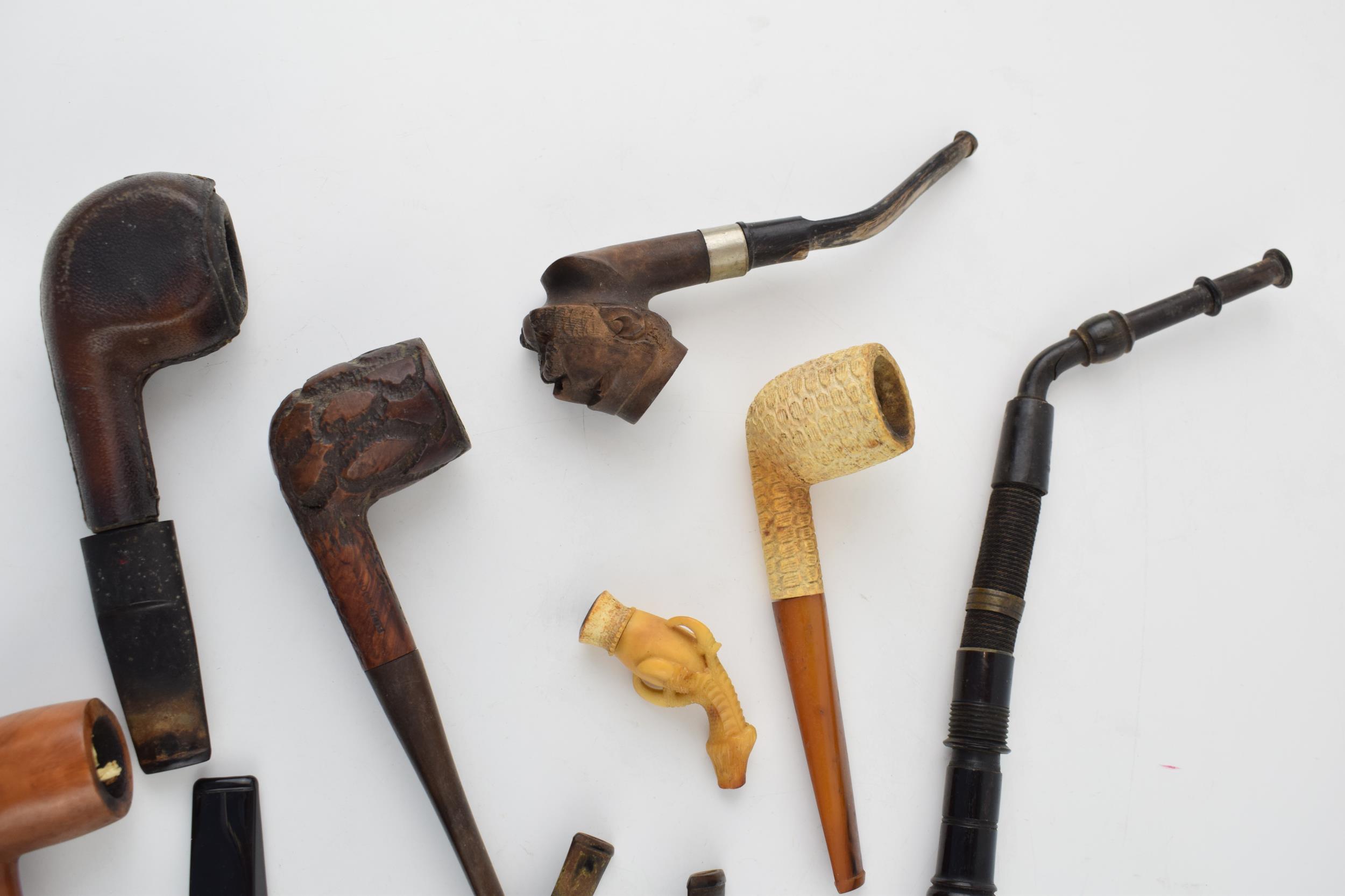 An interesting collection of pipes to include clay pipes, carved wooden heads, early plastic / - Image 4 of 5