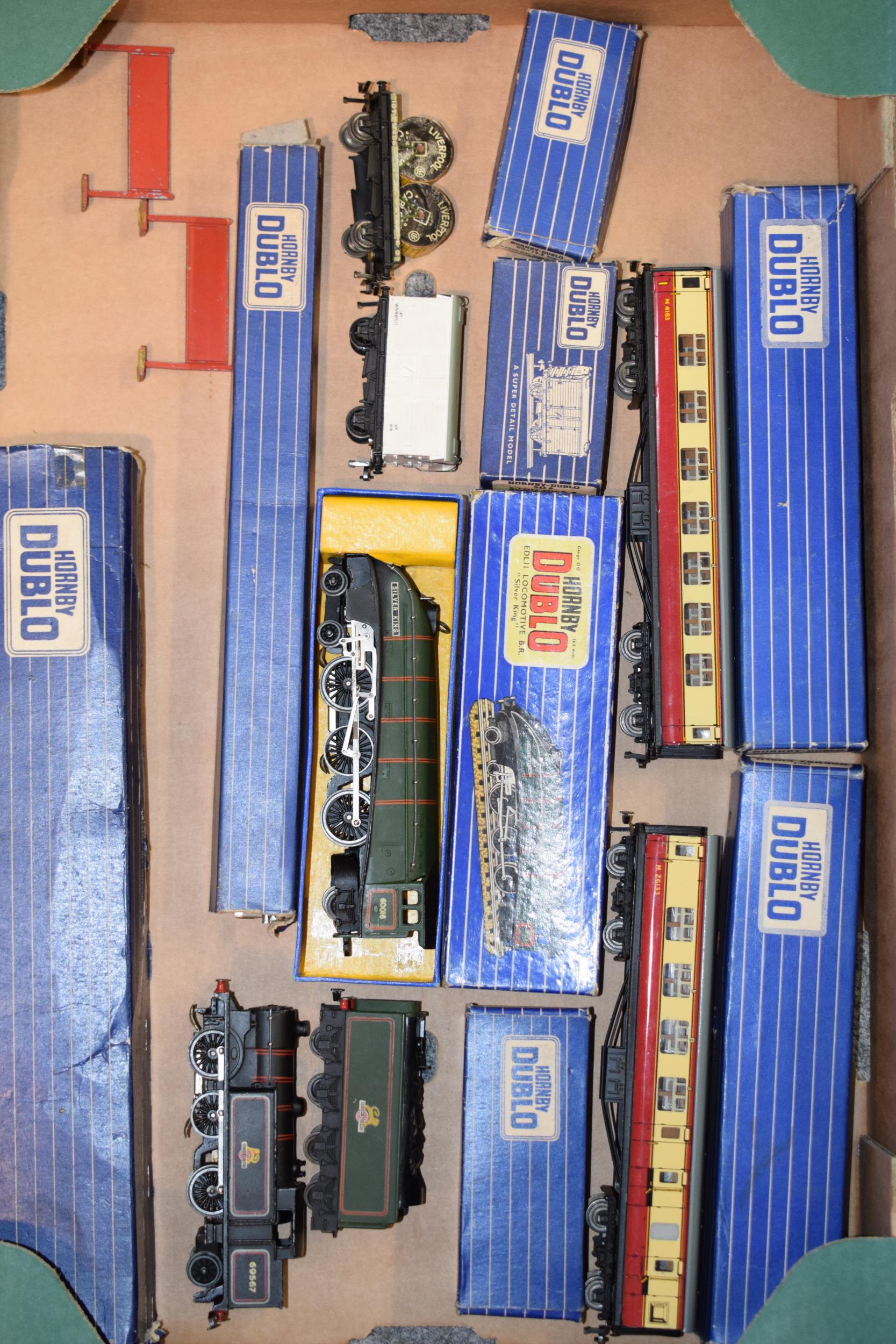 A good collection of Hornby Dublo 3 rail vintage model railway toys. c1950s. To included Boxed ' - Image 2 of 6