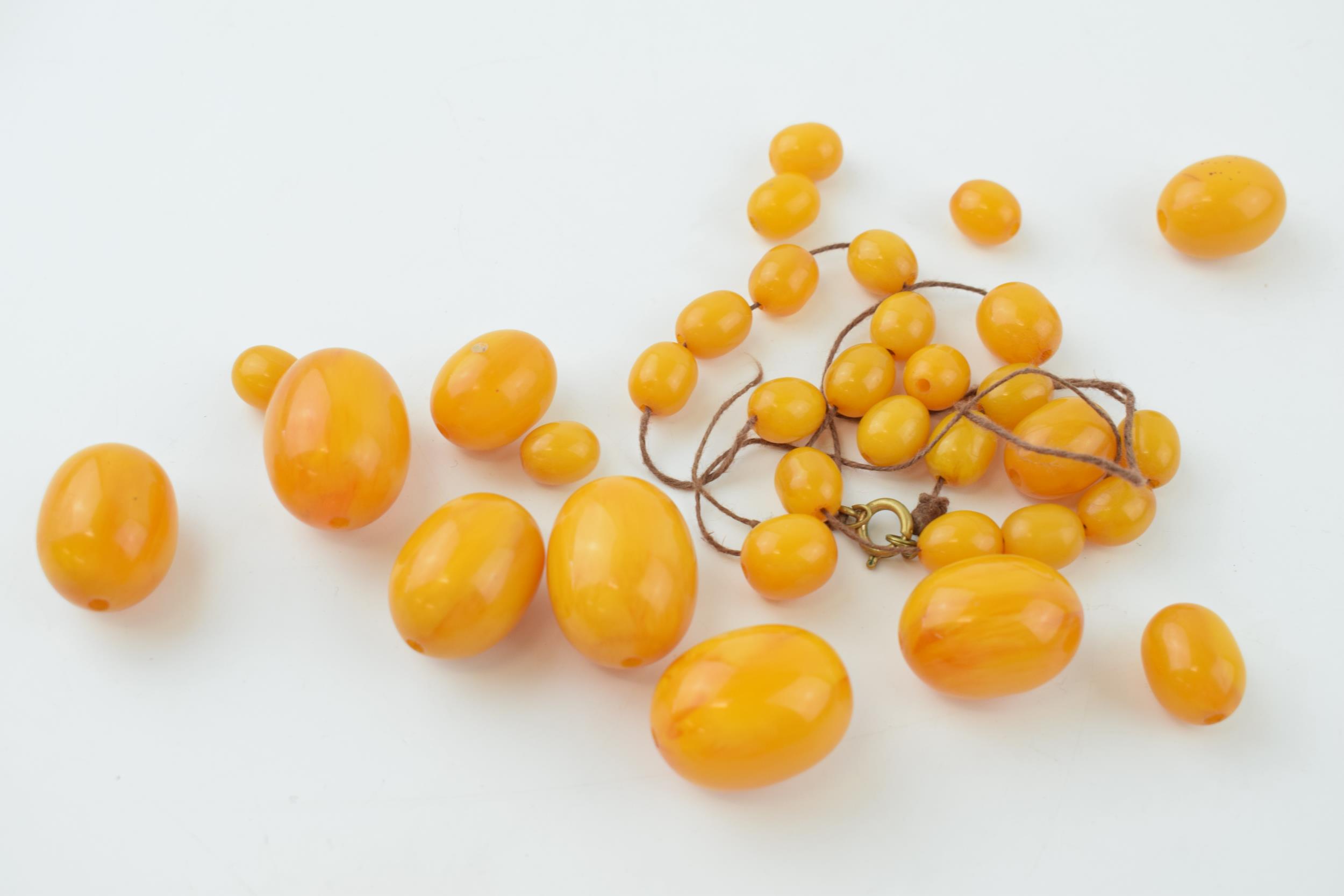 Butterscotch amber similar graduated necklace beads. Weight 84 grams. beads good but a/f have become - Bild 4 aus 11