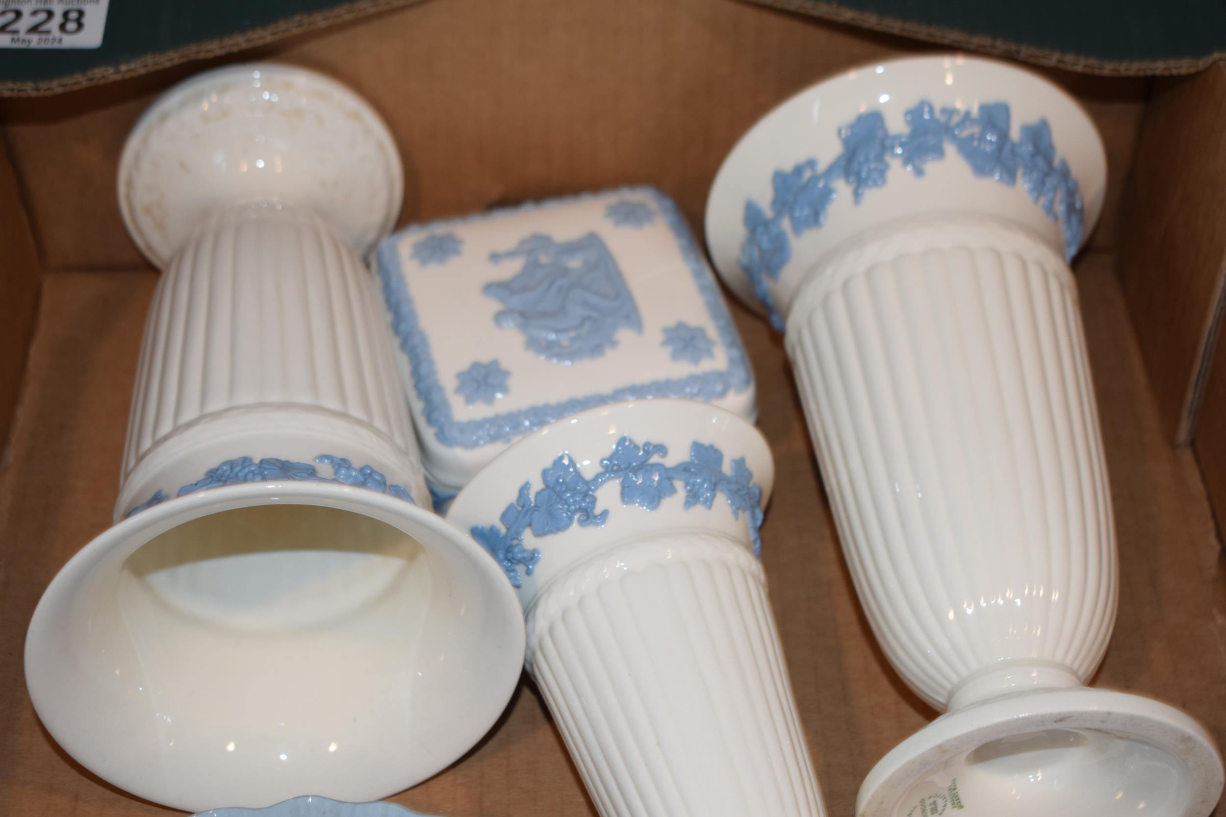 A collection of Wedgwood Queensware to include a veg bowl, trumpet vases, trinkets, a candlestick - Image 2 of 4