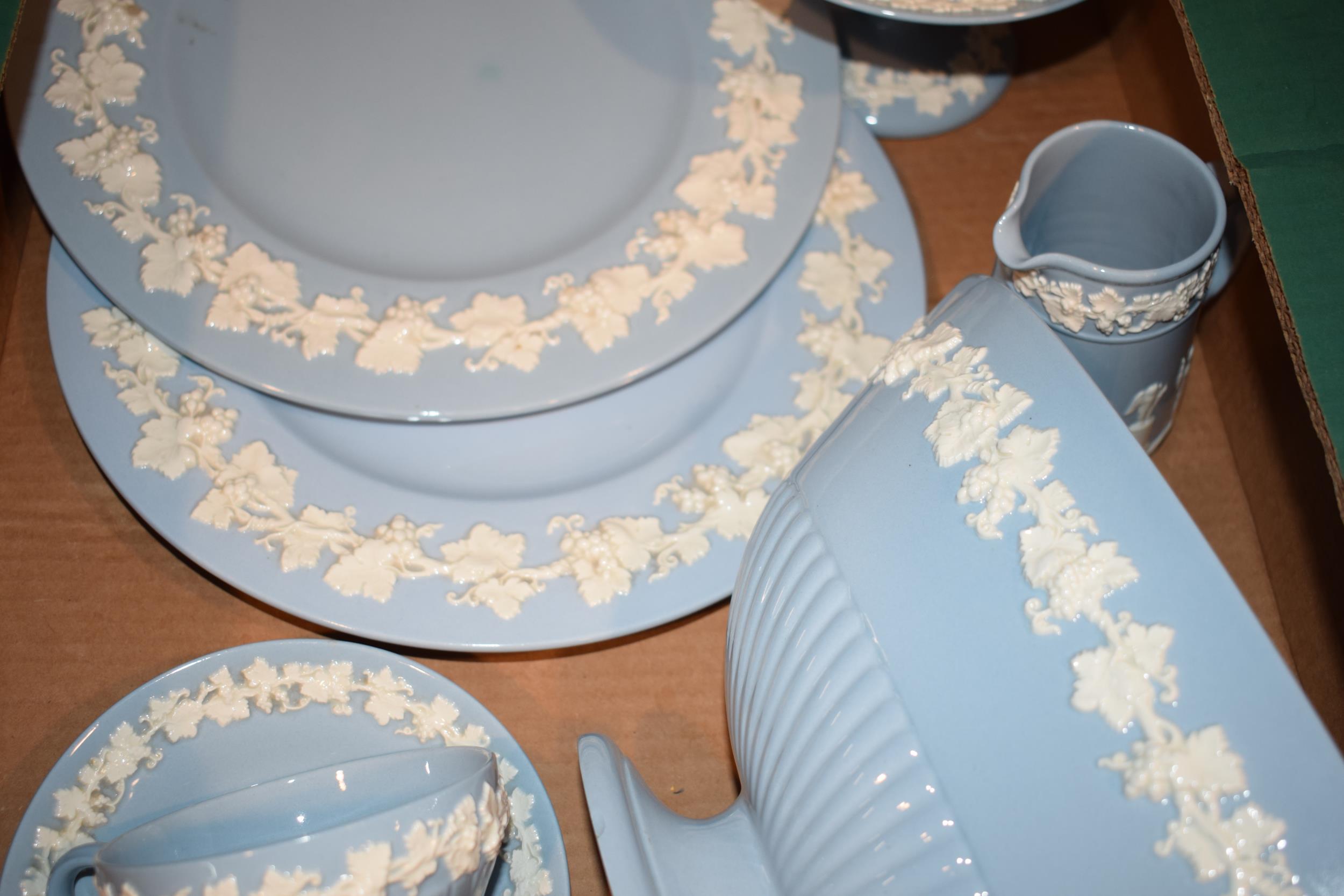 Wedgwood Queensware, white on blue, to include a tea cup and saucer, 2 dinner plates, a tazza, a - Bild 4 aus 5