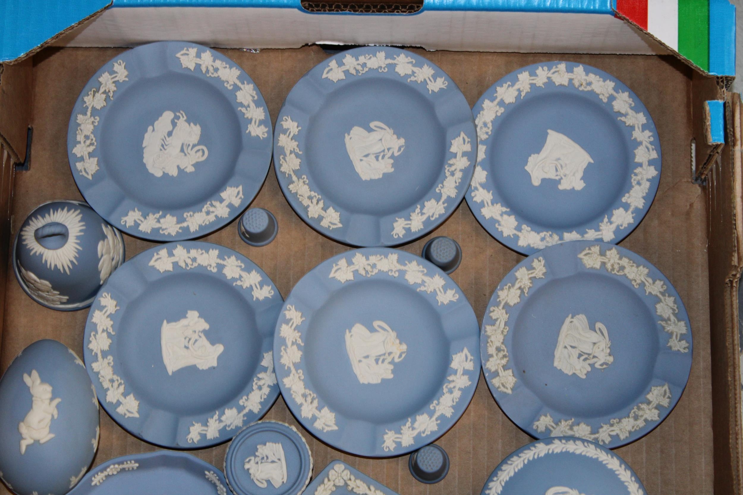 A collection of Wedgwood Jasperware items in Wedgwood Blue and Sage Green. (23) All items in good - Image 2 of 4