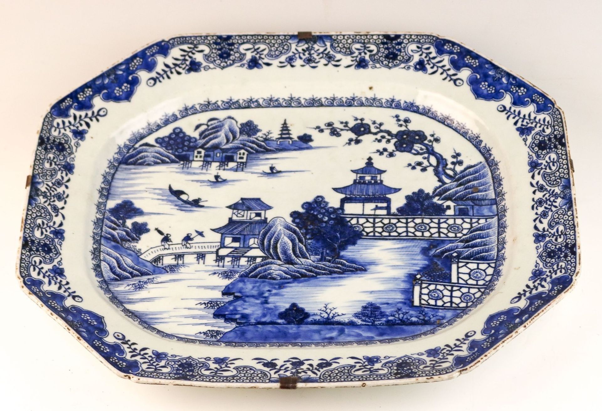 Große achteckige Platte mit Blaumalerei in Unterglasur China
