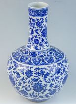 Flaschenvase mit unterglasurblauer Malerei China