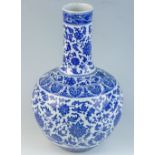 Flaschenvase mit unterglasurblauer Malerei China