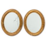 Ein Paar ovale Spiegelrahmen 
